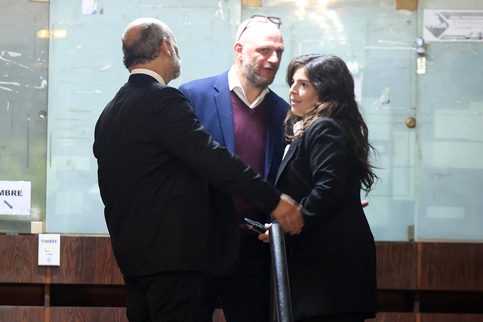 Dalma Maradona (d), hija de Diego Armando Maradona, asiste al juicio contra siete profesionales de la salud por la muerte de su padre este 15 de abril de 2025, en Buenos Aires (Argentina). EFE/ Juan Ignacio Roncoroni