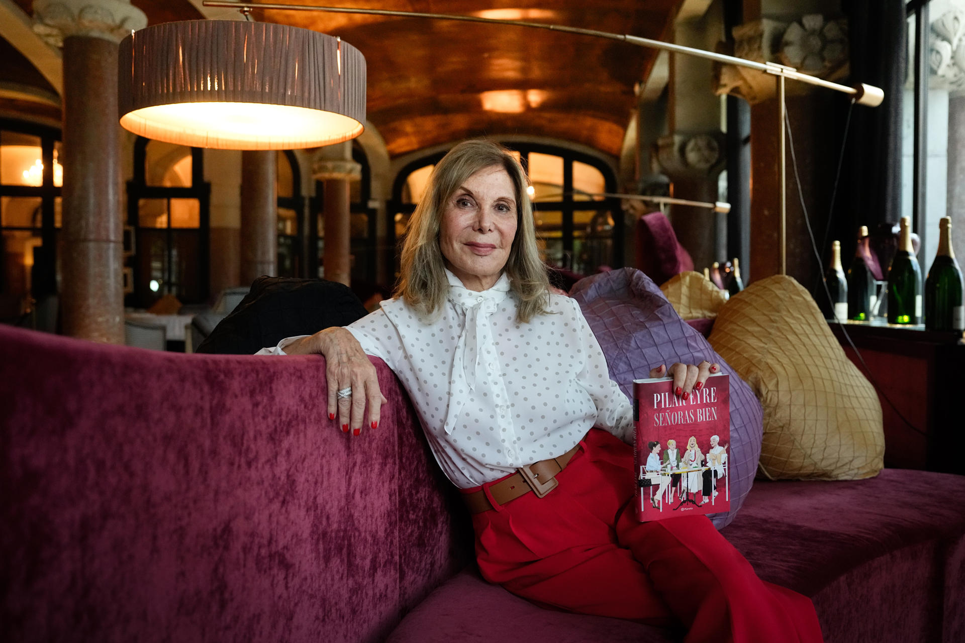 La periodista Pilar Eyre, posa durante la presentación de su novela con 'Señoras bien', una historia sobre mujeres que pasan de la sesentena, ambientada en la sociedad burguesa de Barcelona, ciudad que se convierte en un personaje más de la trama.EFE/ Enric Fontcuberta