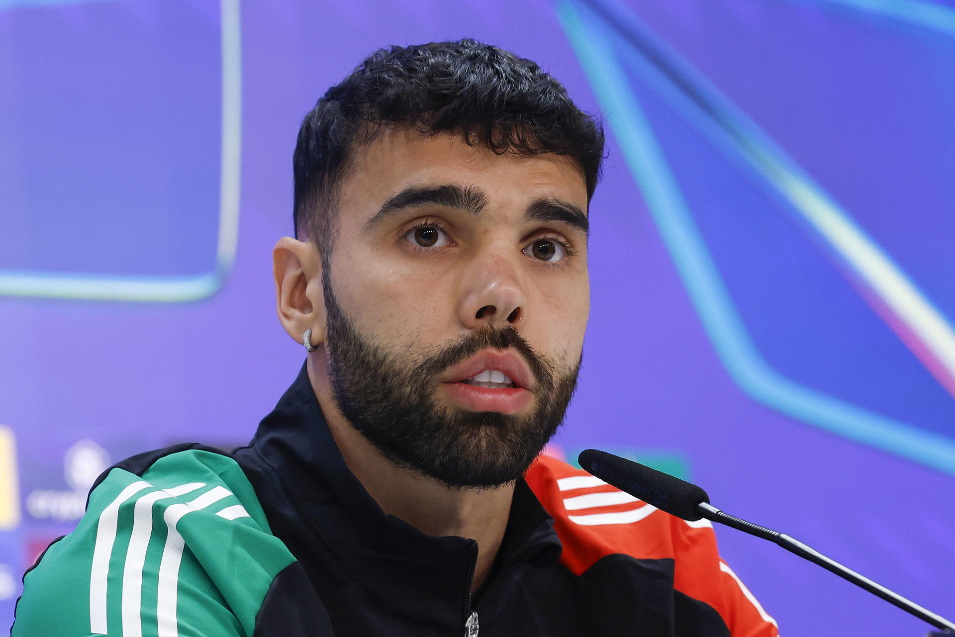 El portero del Arsenal, David Raya, durante la rueda de prensa ofrecida este martes en Madrid, en la víspera del partido de vuelta de cuartos de final de la Liga de Campeones que Real Madrid y Arsenal FC disputan mañana en el estadio Santiago Bernabéu. EFE/J.P. Gandul