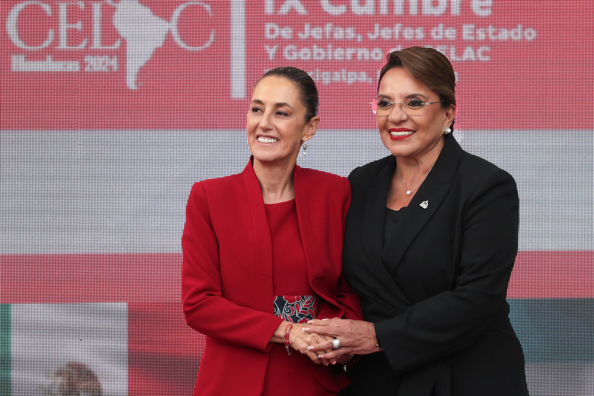 La presidenta de Honduras Xiomara Castro (d), saluda a la presidenta de México, Claudia Sheinbaum, este miércoles durante el recibimiento a los mandatarios previo a la IX Cumbre de la Comunidad de Estados Latinoamericanos y Caribeños (Celac), en Tegucigalpa (Honduras). EFE/ EFE/ Gustavo Amador