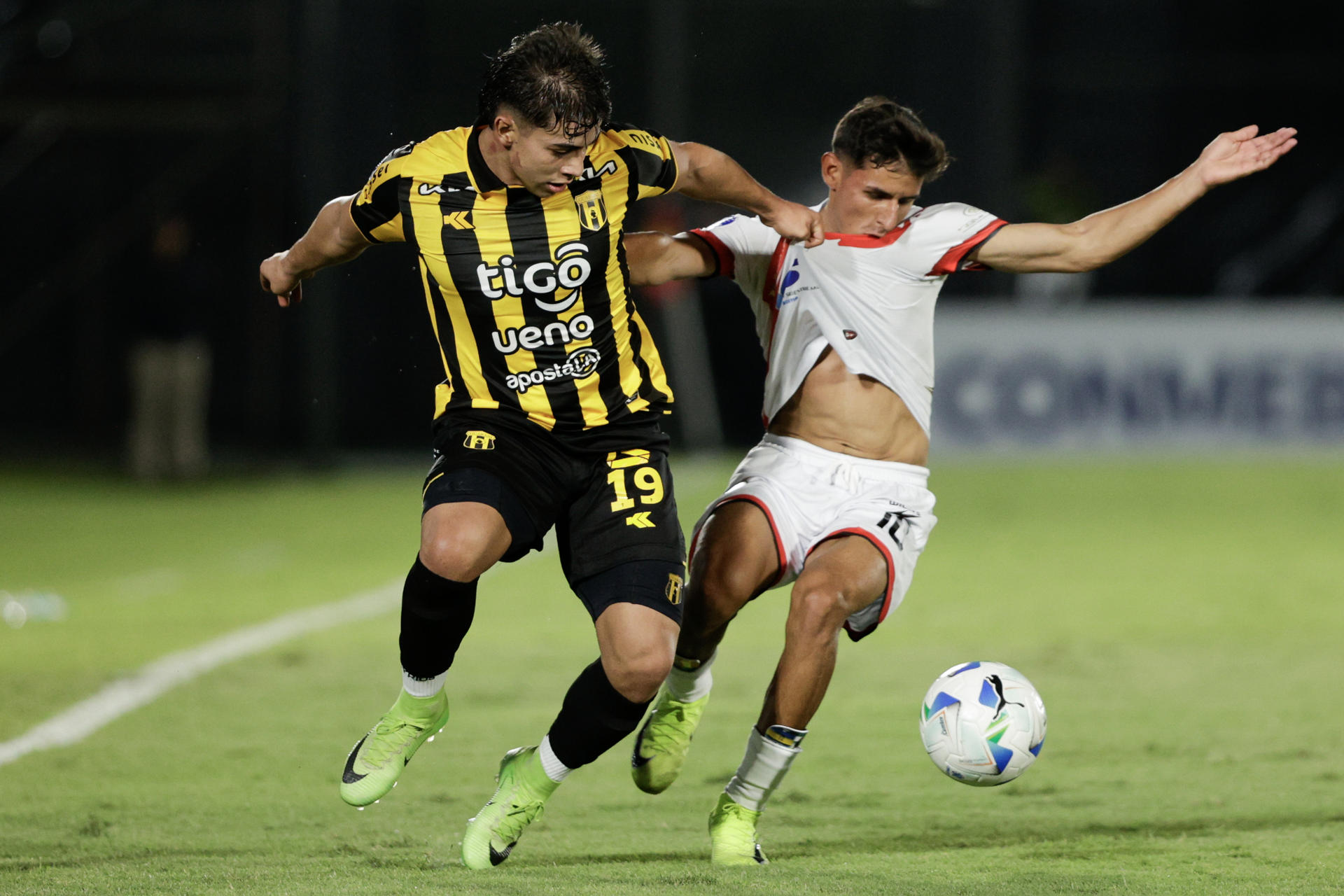 Alan Romero de Guaraní (i) disputa un balón con Andrés Torrico de Nacional Potosí en un partido de la fase de grupos de la Copa Sudamericana. EFE/ Juan Pablo Pino