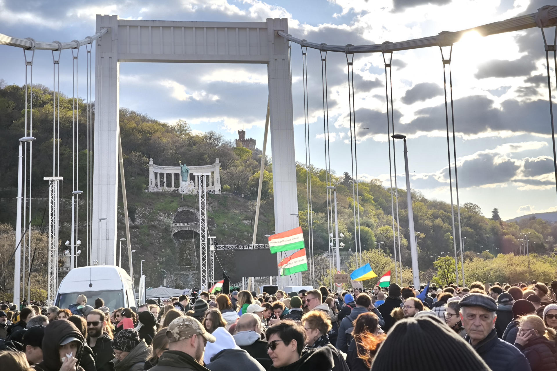 Miles de húngaros se congregaron este martes en el céntrico puente de Budapest, el Erzsébet, para exigir la revocación de una nueva y polémica ley que limita el derecho de reunión y con la que el Gobierno del ultranacionalista Viktor Orbán prevé prohibir la 'Marcha del Orgullo'. EFE/Marcelo Nagy