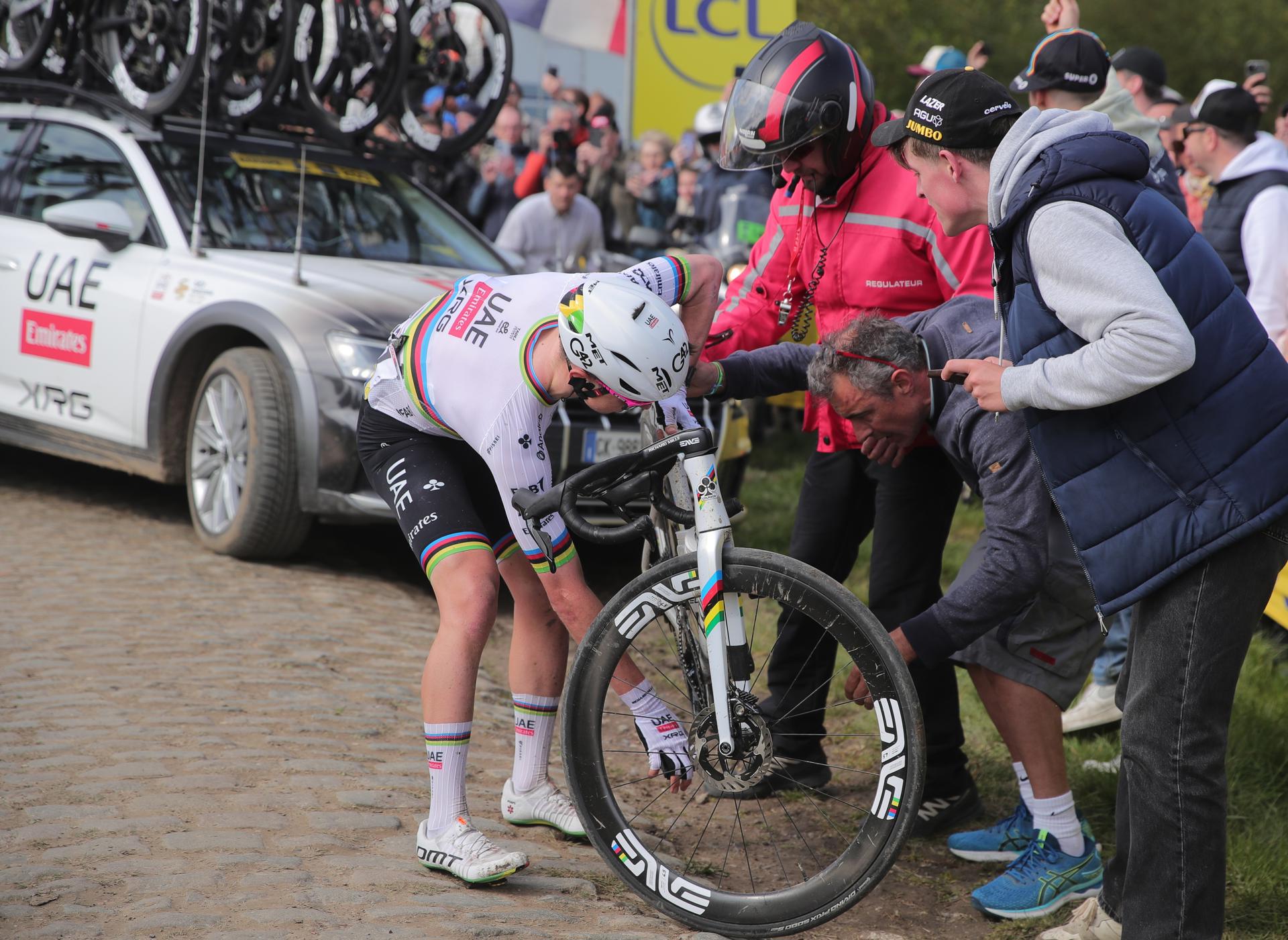 El esloveno Tadej Pogacar, del equipo UAE Team Emirates,durante 12 ediciónde la Paris-Roubaix entre Compiègne y el Velódromo André-Pétrieux, en la localidad que da nombre a la prueba, con un recorrido de 259.2 km. EFE/EPA/TERESA SUAREZ