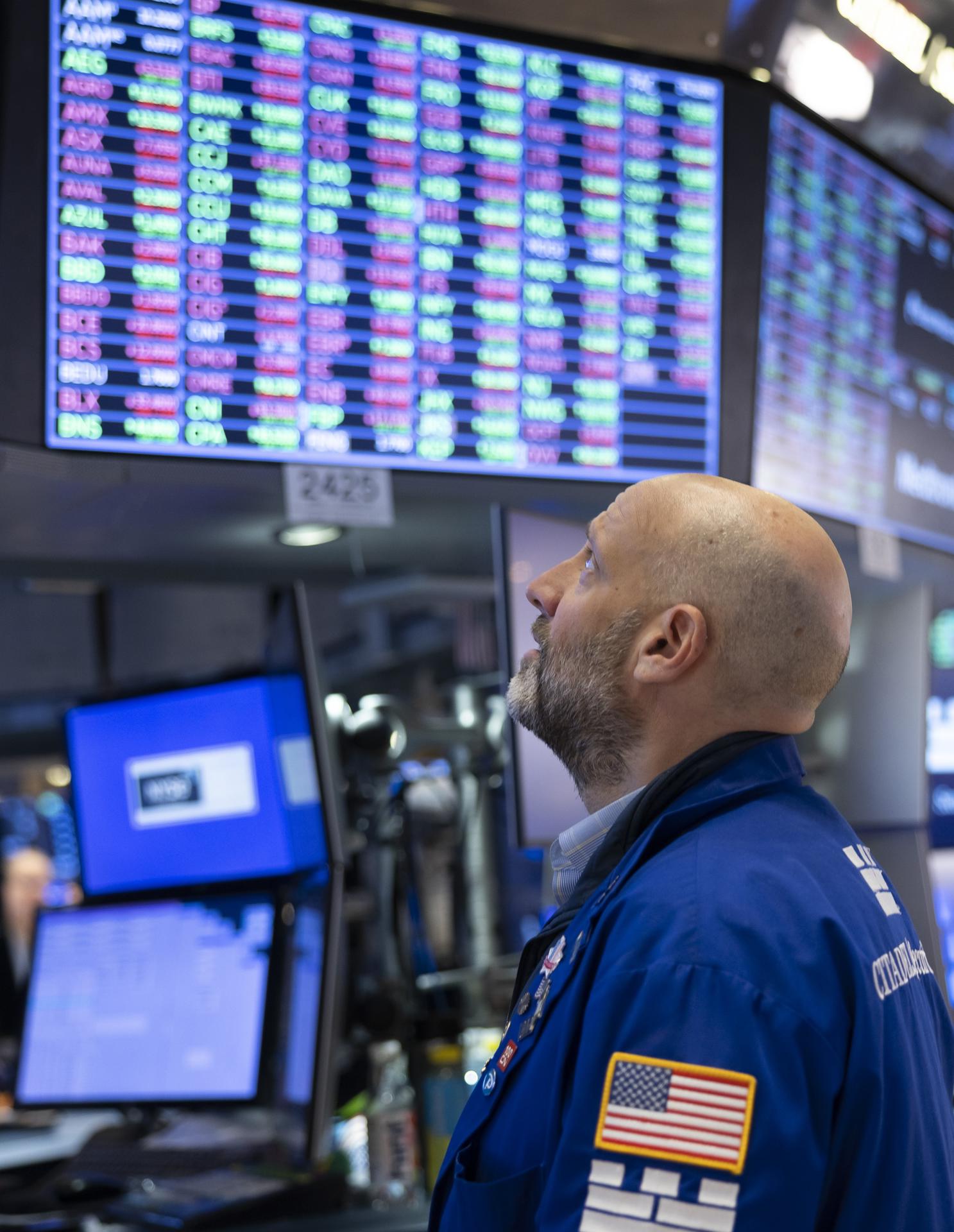 Un operador trabaja en la Apertura de la Bolsa en el piso de la Bolsa de Nueva York en Nueva York, Nueva York, EE. UU., 09 de abril de 2025. Los mercados financieros mundiales continúan reaccionando a los aranceles recíprocos. EFE/EPA/JUSTIN LANE