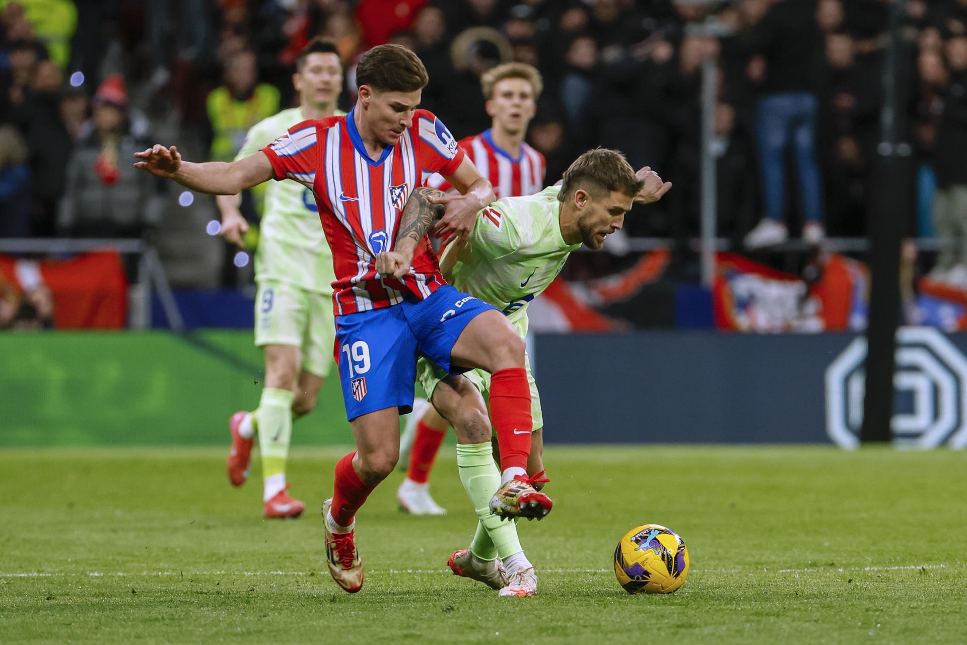 Julián Álvarez e Iñigo Martínez disputan un balón en el último Atlético de Madrid-Barcelona del pasado 16 de marzo. EFE / J.J.Guillen.