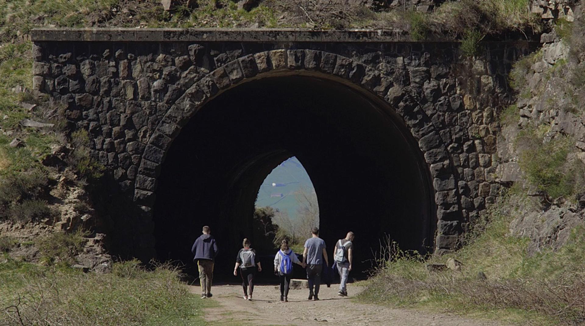 El PSOE de Cantabria ha propuesto que el túnel ferroviario de La Engaña, que se construyó durante la dictadura y fue abandonado nada más finalizar las obras, sea declarado como lugar de memoria democrática en recuerdo a las personas que allí murieron. EFE