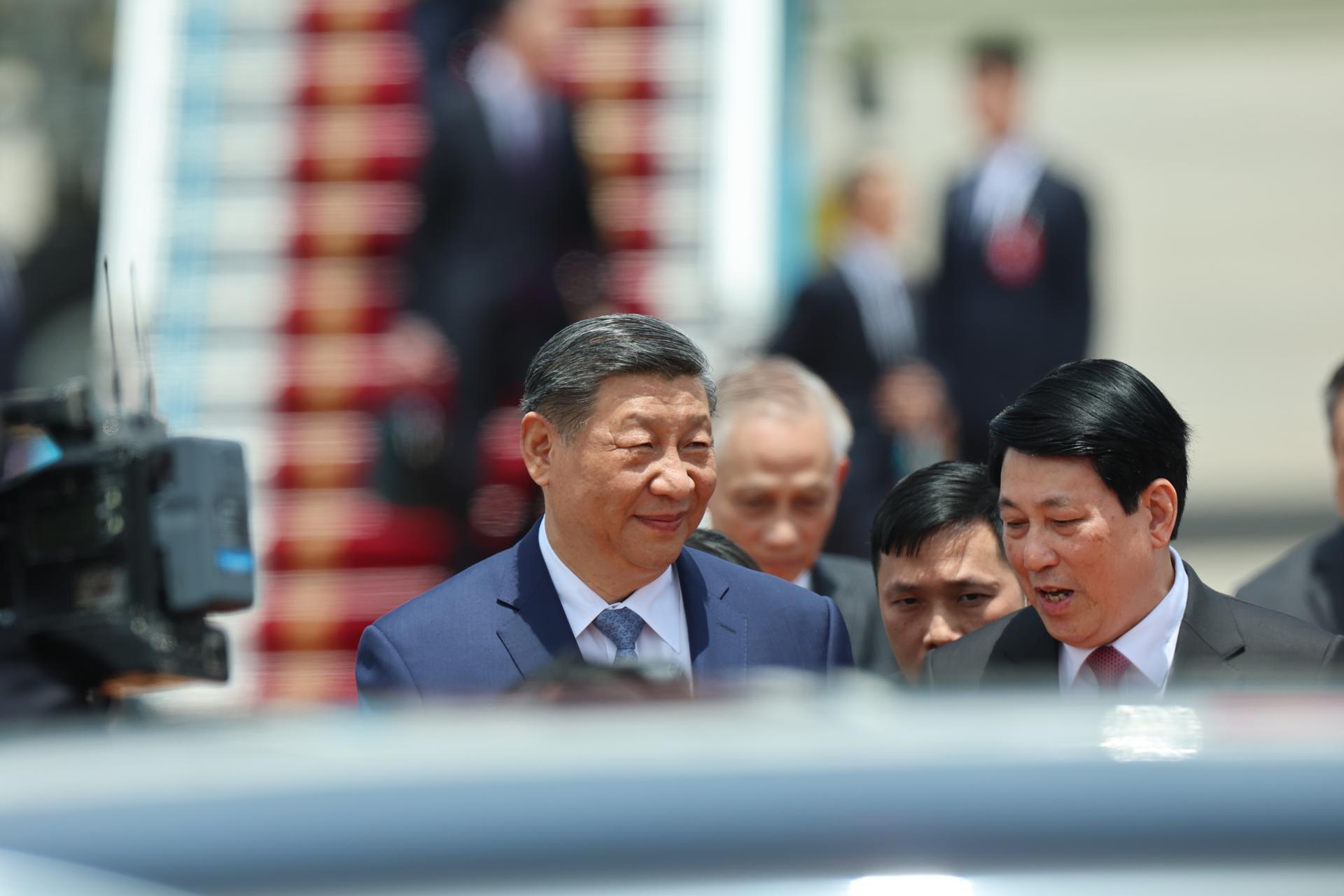 HANÓI (Vietnam), 14/04/2025.- El presidente chino, Xi Jinping (izquierda), habla con el presidente de Vietnam, Luong Cuong (derecha), a su llegada al país. EFE/EPA/Athit Perawongmetha / POOL