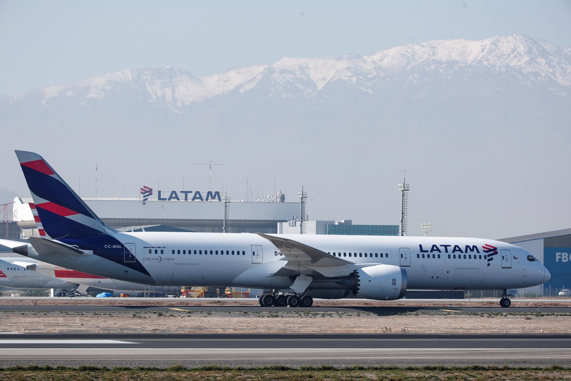 Fotografía de archivo de un avión de la aerolínea LATAM, en el aeropuerto Internacional Arturo Merino Benítez de Santiago de Chile. EFE/Alberto Valdés