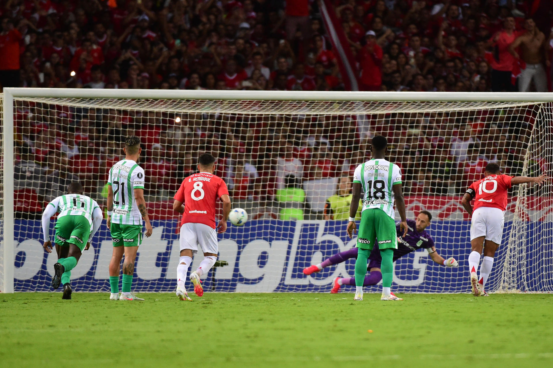 Alan Patrick (d) de Internacional anota un gol en un partido de la fase de grupos de la Copa Libertadores. EFE/ Ricardo Rimoli