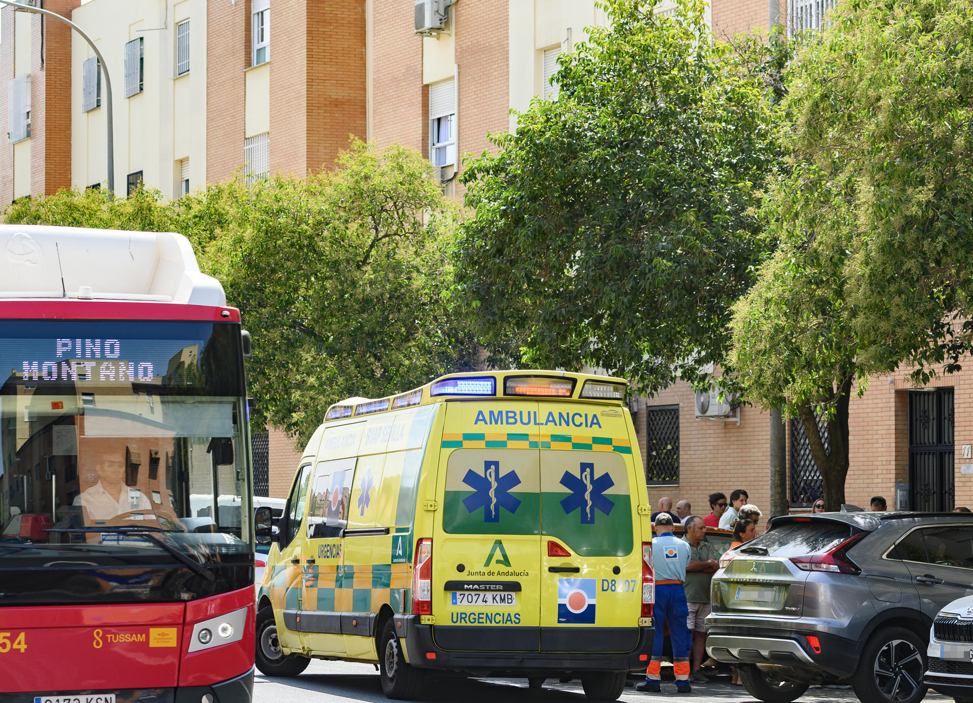 Imagen de archivo de un operativo de emergencias en Sevilla. EFE/ Raúl Caro.