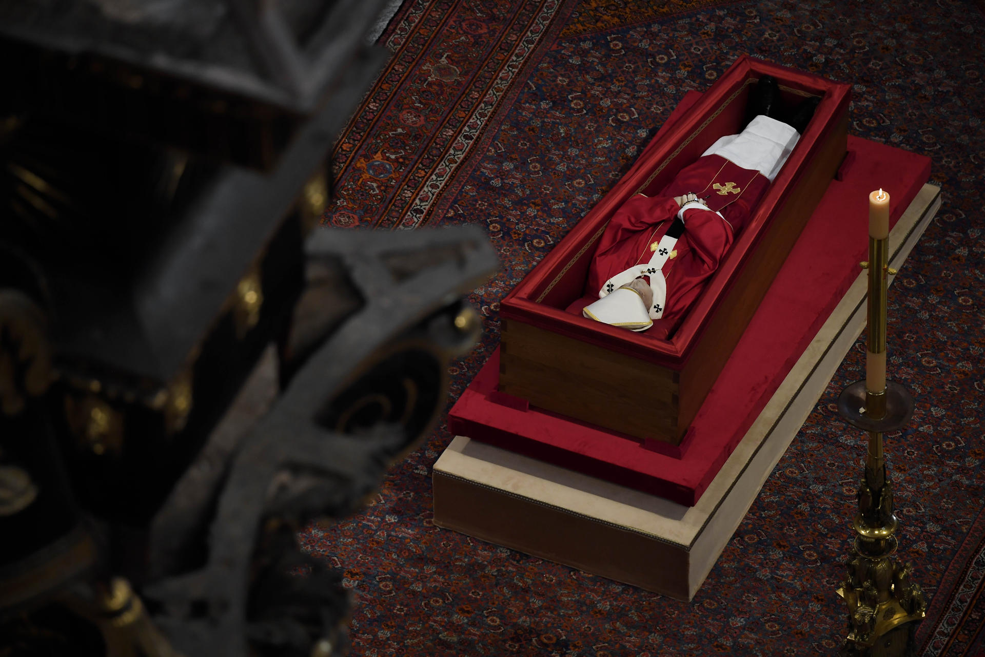 El féretro abierto del papa Francisco, en la basílica de San Pedro ante el Altar de la Confesión antes de que los fieles puedan darle el último adiós, este miércoles. La ceremonia del traslado del féretro del papa Francisco, que falleció este lunes a los 88 años, de la capilla de Santa Marta, comenzó a las 9.00 hora local (7.00 GMT ) desde la que fue su residencia, a la basílica de San Pedro. EFE/ Simone Risoluti/dicasterio Para La Comunicación Del Vaticano SOLO USO EDITORIAL/SOLO DISPONIBLE PARA ILUSTRAR LA NOTICIA QUE ACOMPAÑA (CRÉDITO OBLIGATORIO)
