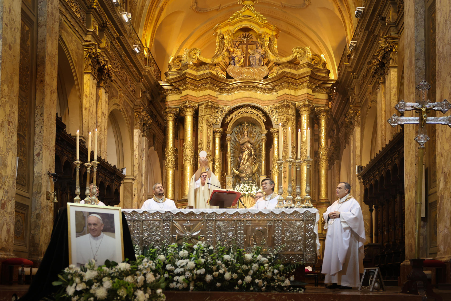 Sacerdotes ofician una misa junto a un retrato del papa Francisco este lunes, en la Catedral Metropolitana de la Ciudad de Buenos Aires (Argentina). EFE/ Juan Ignacio Roncoroni