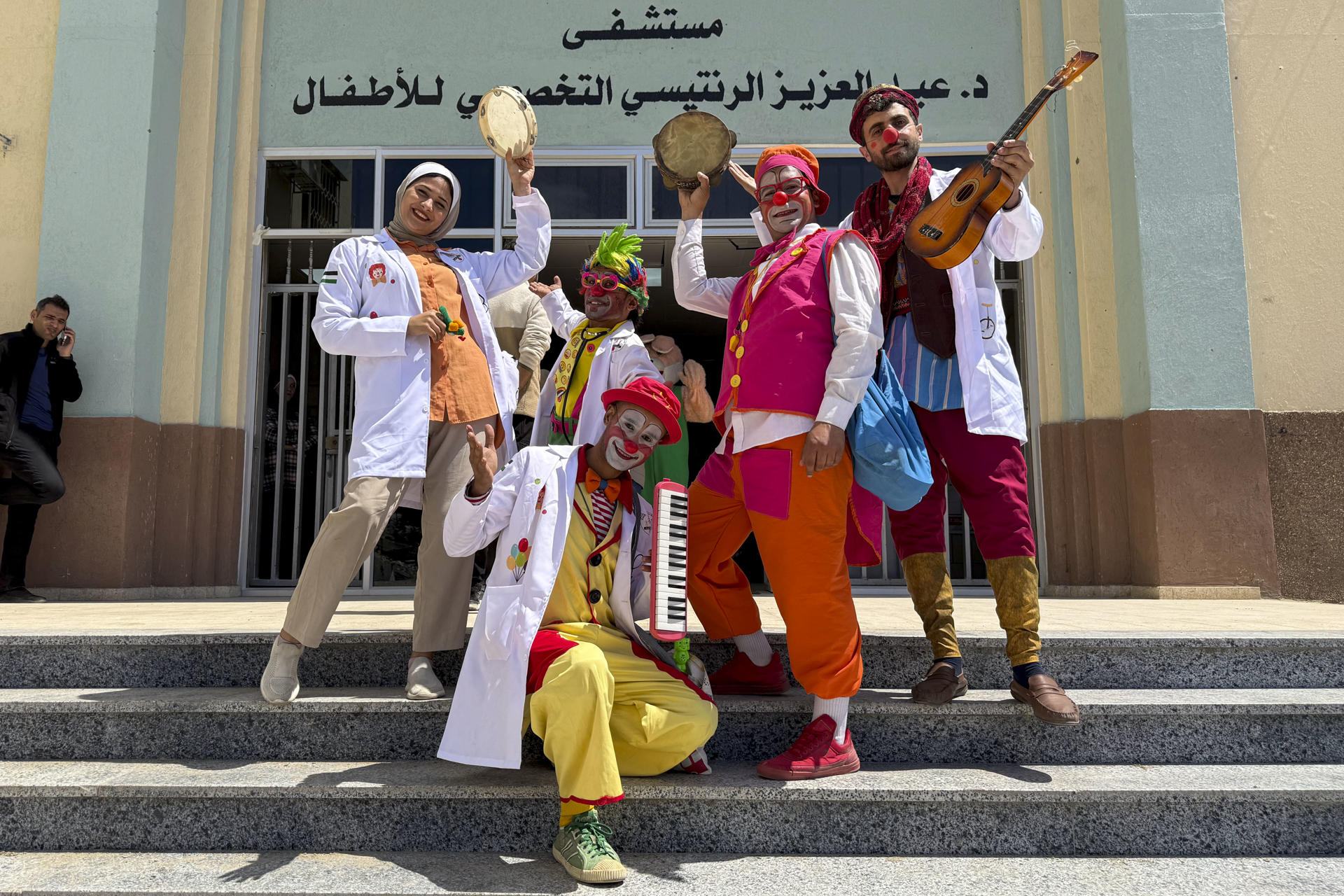 Un grupo de payasos en el hospital infantil de Al-Rantisi, en el corazón de la ciudad de Gaza. EFE/ Ahmad Awad