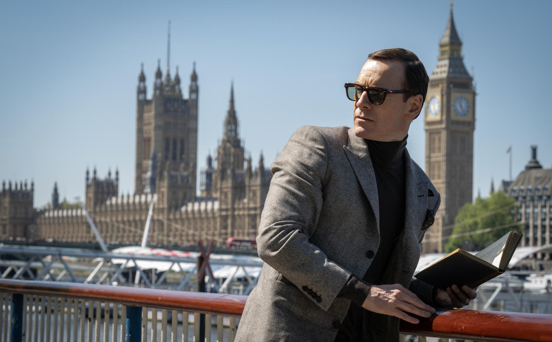 Fotograma de la película 'Confidencial: Black Bag' en la que aparece el actor Michael Fassbender como George Woodhouse. 'Confidencial: Black Bag' es la nueva propuesta de Steven Soderbergh ('Oceans's Eleven', 'Traffic') con guión de David Koepp ('Jurassic Park', 'Misión Imposible'), que cuenta con un supercartel encabezado por Michael Fassbender y Cate Blanchett, quienes encarnan a un matrimonio de legendarios agentes británicos de inteligencia. EFE/ Credit: Claudette Barius/focus F/NBCUniversal SOLO USO EDITORIAL/SOLO DISPONIBLE PARA ILUSTRAR LA NOTICIA QUE ACOMPAÑA (CRÉDITO OBLIGATORIO)