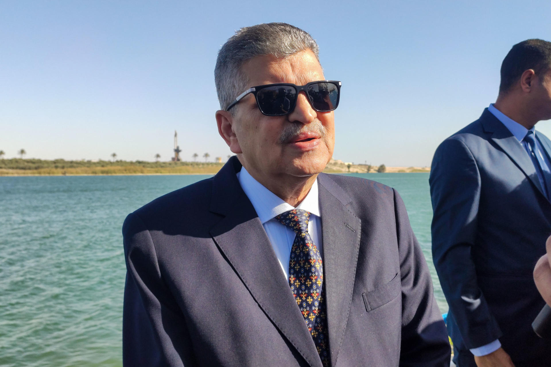 - El presidente de la Autoridad del Canal de Suez, Osama Rabie, durante un acto celebrado este miércoles a orillas del canal en la ciudad egipcia de Ismailia, donde aseguró que el mar Rojo es ahora seguro e instó a las navieras a retomar el tránsito por la vía. EFE/ Carles Grau