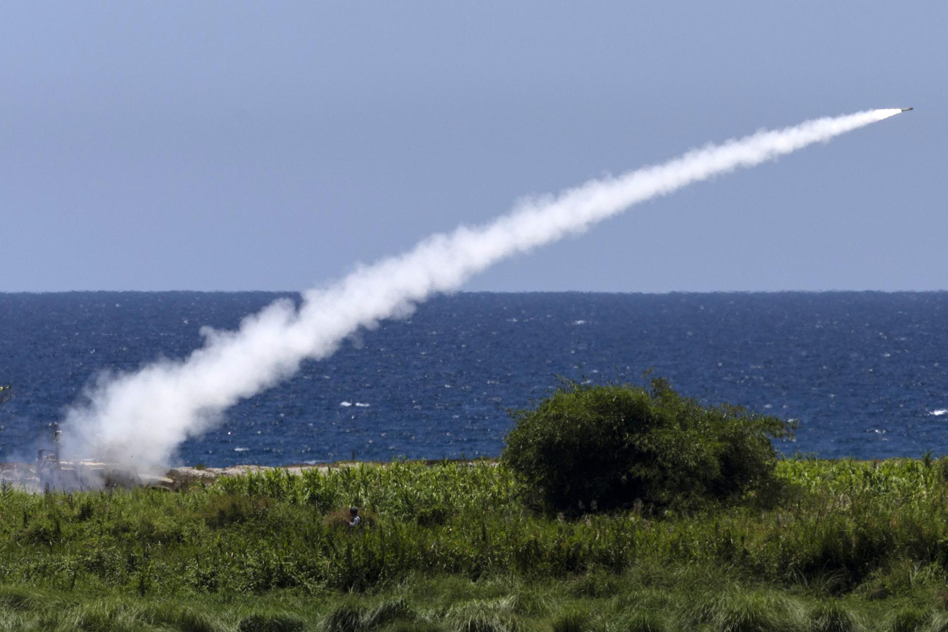 San Antonio (Philippines), 27/04/2025.- A Marine Air Defense Integrated System (MADIS) of the US Marines launches a surface-to-air missile as part of an Integrated Air and Missile Defense drill during the Philippines-US Balikatan joint military exercises at a Philippine Navy Camp in San Antonio town in Zambales province, north of Manila, Philippines, 27 April 2025. Balikatan, or shoulder-to-shoulder, exercises are being held in various locations in the Philippines with nearly 5,000 Philippine troops and around 10,000 US counterparts cooperating to enhance mutual defense capability. (Filipinas) EFE/EPA/ROLEX DELA PENA