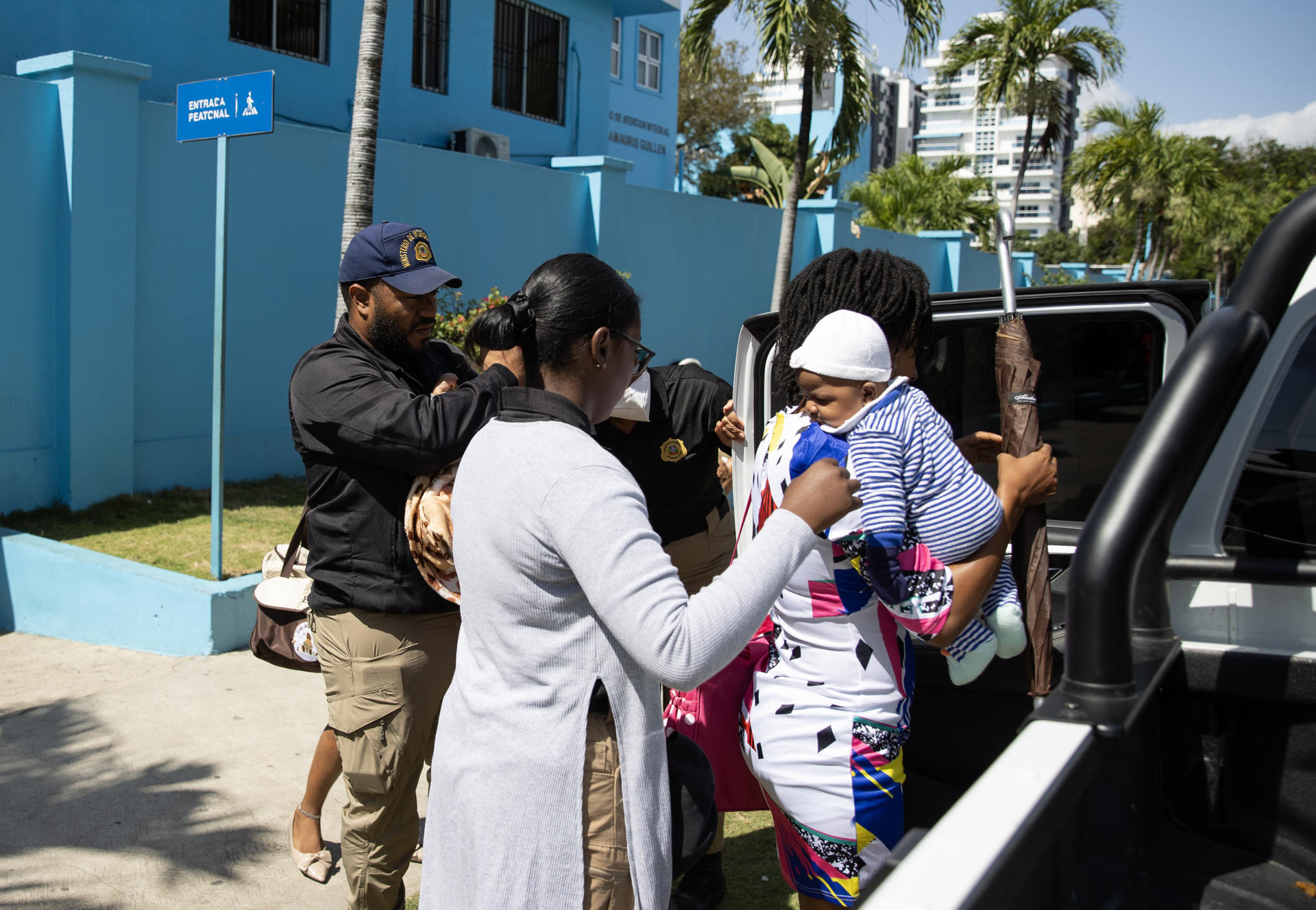 Dos mujeres haitianas y sus bebés al ser conducidas este lunes, 21 de abril, al interior de un vehículo de migración, a las afueras del Hospital Maternidad Nuestra Señora de la Altagracia, en Santo Domingo (República Dominicana), luego de que autoridades dominicanas empezaran a exigir documentación a los migrantes haitianos. EFE/Orlando Barría