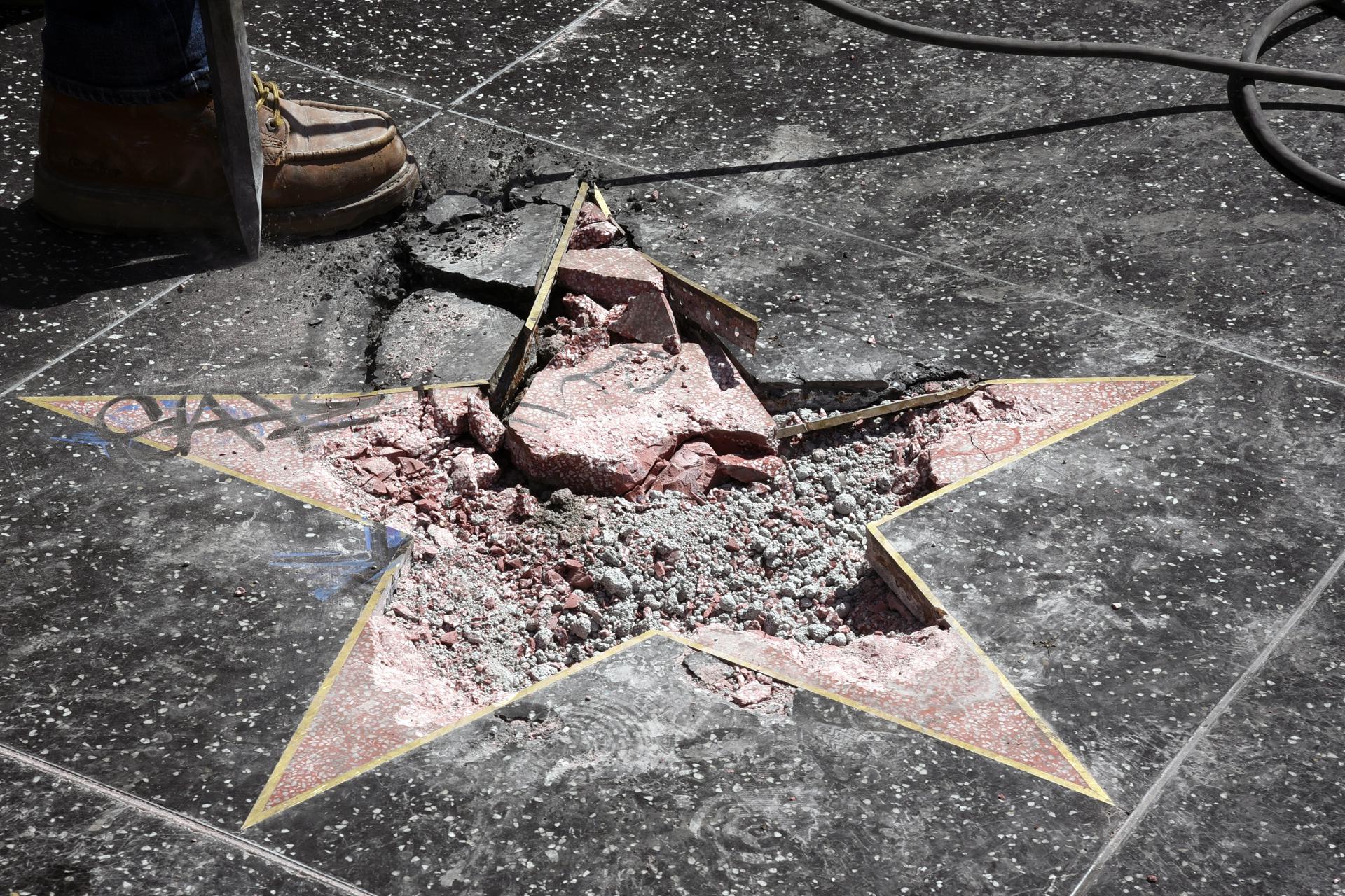 Imagen de los restos dañados de la estrella del presidente estadounidense, Donald J. Trump, tras que fuera destruida durante la noche, del 25 de julio de 2018, en el Paseo de la Fama de Hollywood, Los Ángeles (EE.UU.). EFE/BOB RIHA JR