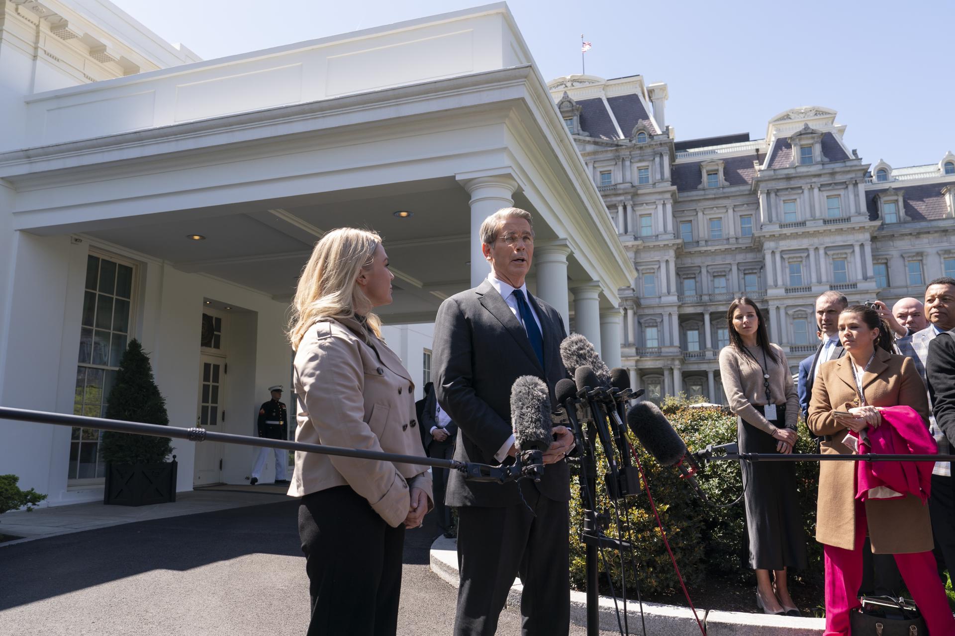 El secretario del Tesoro de EE. UU., Scott Bessent, habla con los medios de comunicación afuera de la Casa Blanca en Washington, D.C., EE. UU. EFE/CHRIS KLEPONIS