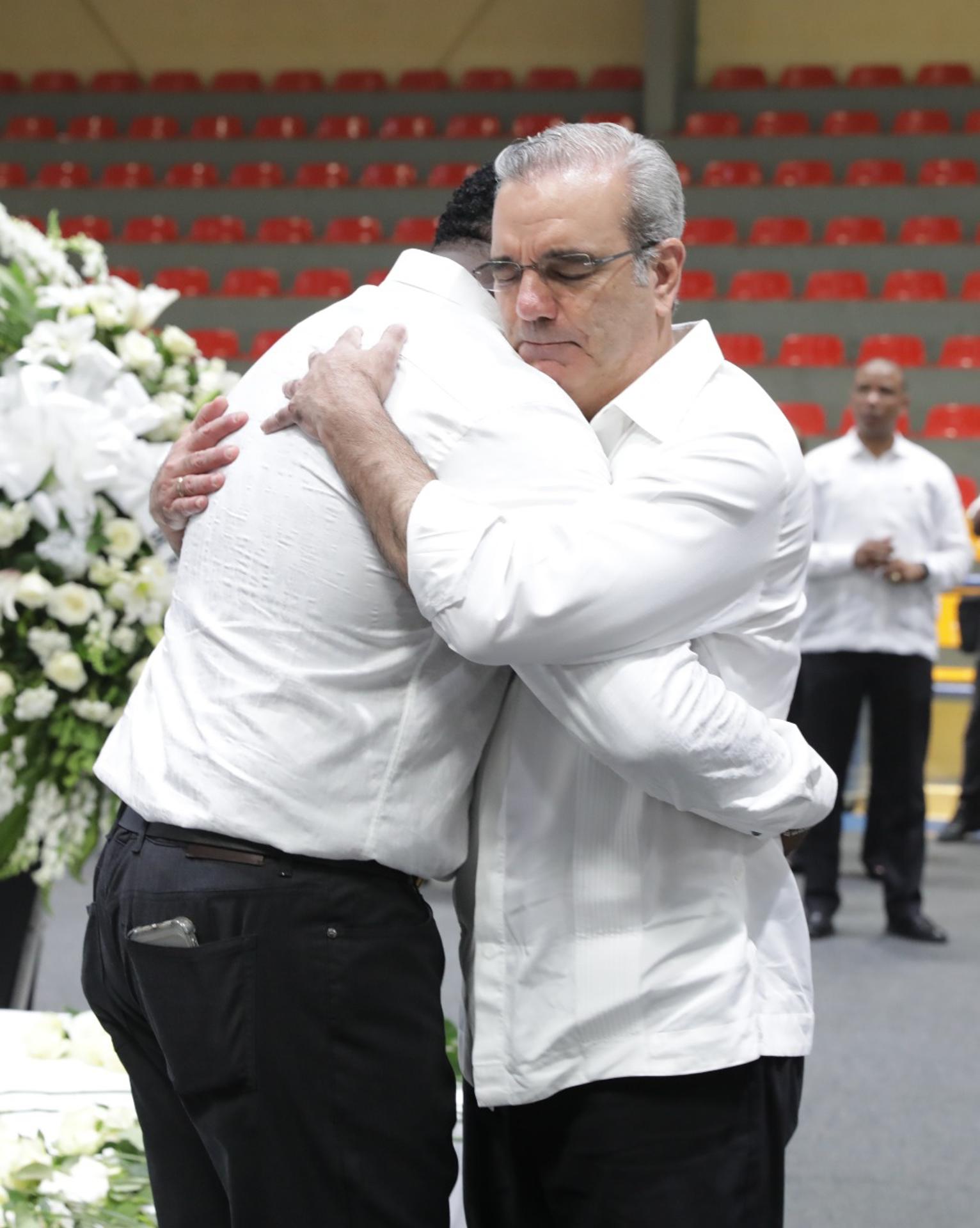 Fotografía cedida por la Presidencia de República Dominicana del presidente, Luis Abinader (d), abrazando al exjugador de la MLB David 'Big Papi' Ortiz, durante una misa este domingo, en Haina (República Dominicana). EFE/ Presidencia República Dominicana