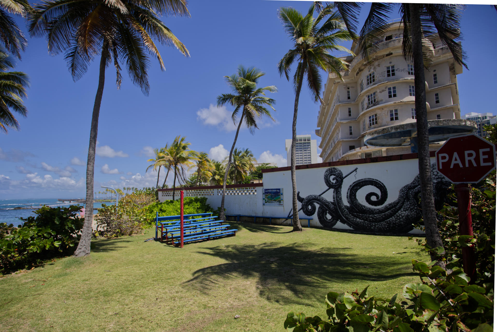 Fotografía del 22 de abril de 2025 donde se observa el edificio del Hotel Normandie en el balneario del Escambrón en San Juan (Puerto Rico). EFE/ Thais Llorca