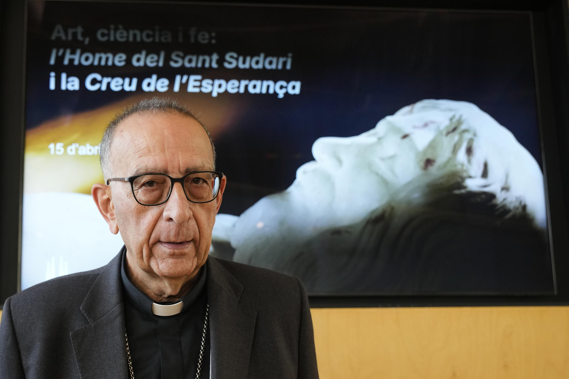 El arzobispo de Barcelona, el cardenal Joan Josep Omella, durante la presentación de una exposición temporal en la Sagrada Familia, donde ha destacado la "alegría" de "toda la comunidad cristiana" por la declaración del arquitecto Antoni Gaudí como 'venerable' por parte del papa Francisco, el paso "inmediato" a ser reconocido beato y santo. EFE/Alejandro García