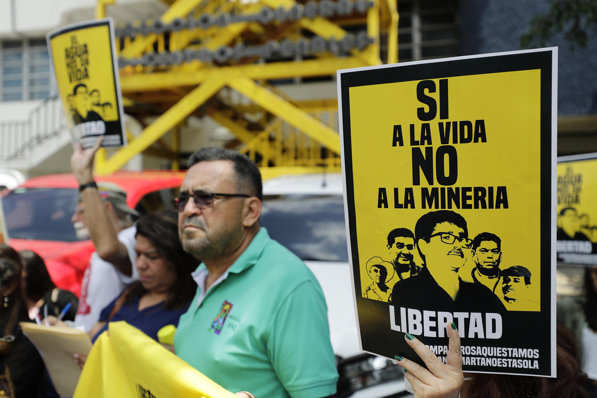 Fotografía de archivo, tomada en agosto de 2023, en la que aparece un grupo de ambientalistas y familiares de activistas de la Asociación de Desarrollo Económico Social de Santa Marta (ADES), al protestar por la detención de cinco líderes comunitarios acusados de participar en el homicidio de una mujer en 1989. EFE/Rodrigo Sura