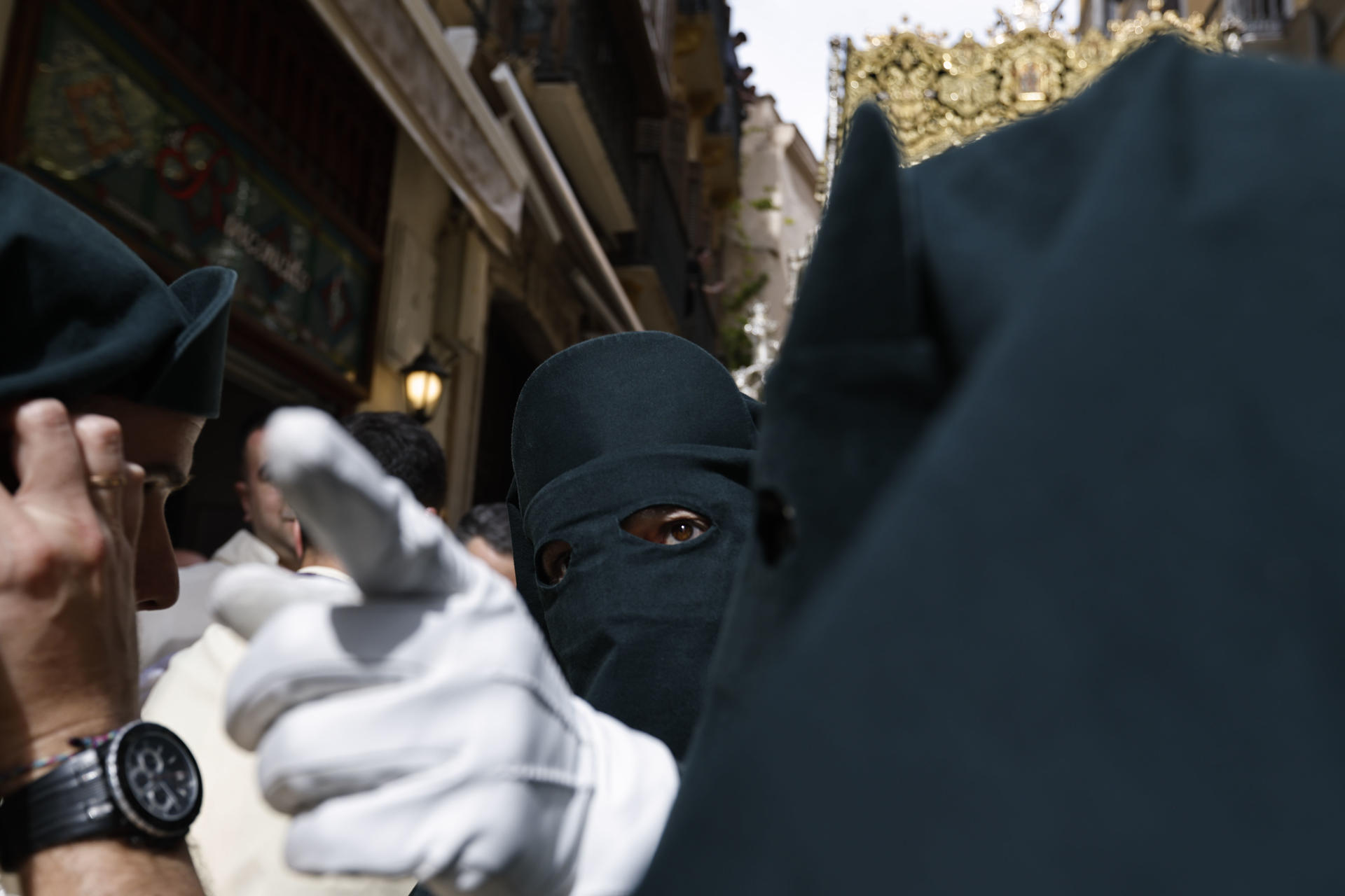 Procesión de la Cofradía de la Virgen de Lágrimas y Favores este domingo de Ramos en Málaga (Andalucía). EFE/ Jorge Zapata