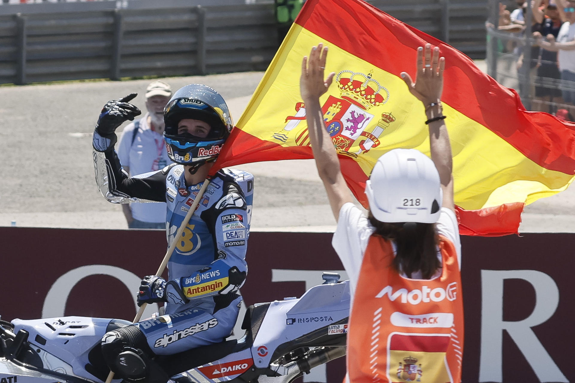 El piloto español Álex Márquez celebra su victoria en la carrera de MotoGP del Gran Premio de España MotoGP 2025 en el circuito 'Ángel Nieto' de Jerez de la Frontera. EFE/José Manuel Vidal