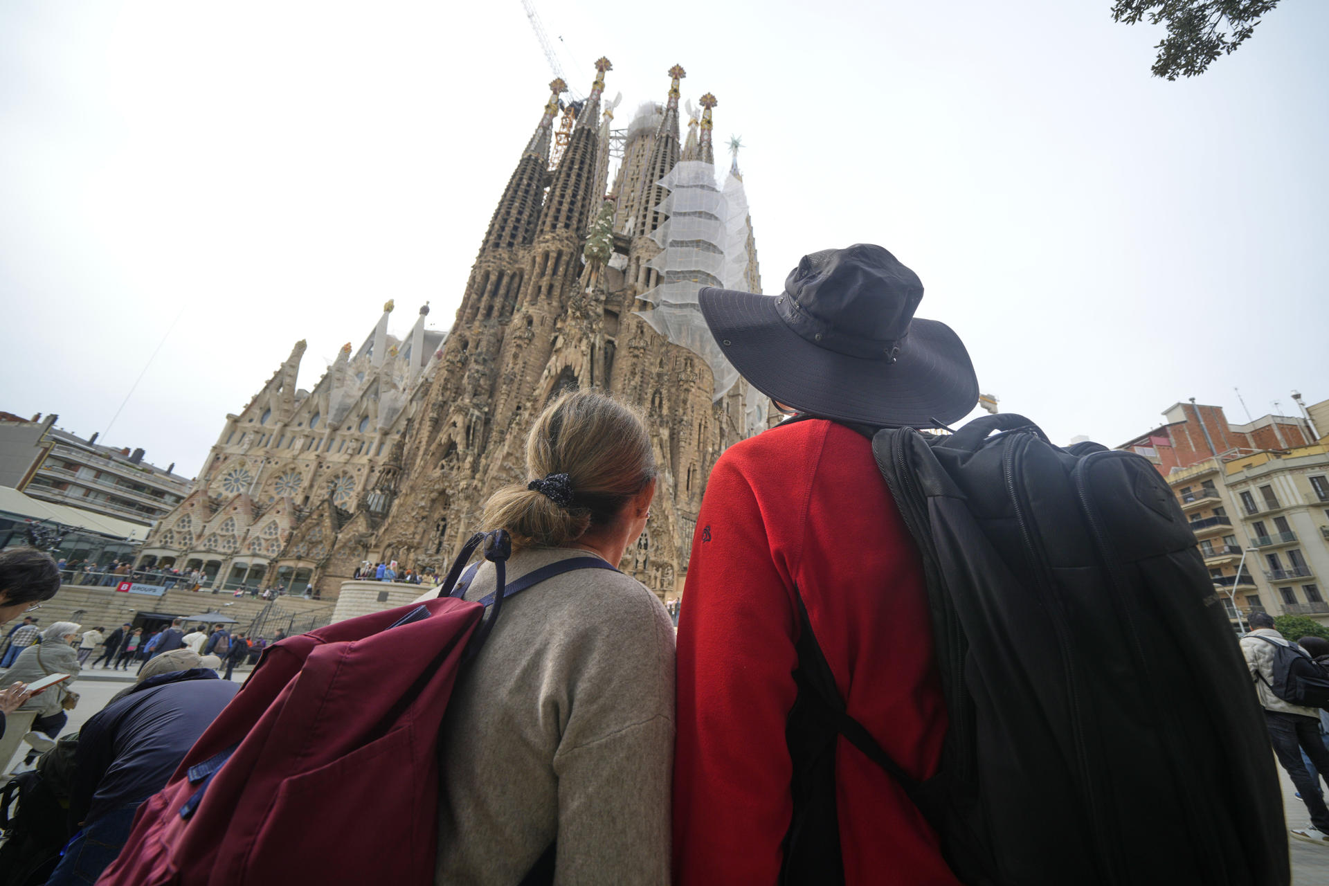 Imagen de archivo de varios turistas en las inmediaciones de la basílica de la Sagrada Familia de Barcelona. EFE/Alejandro García