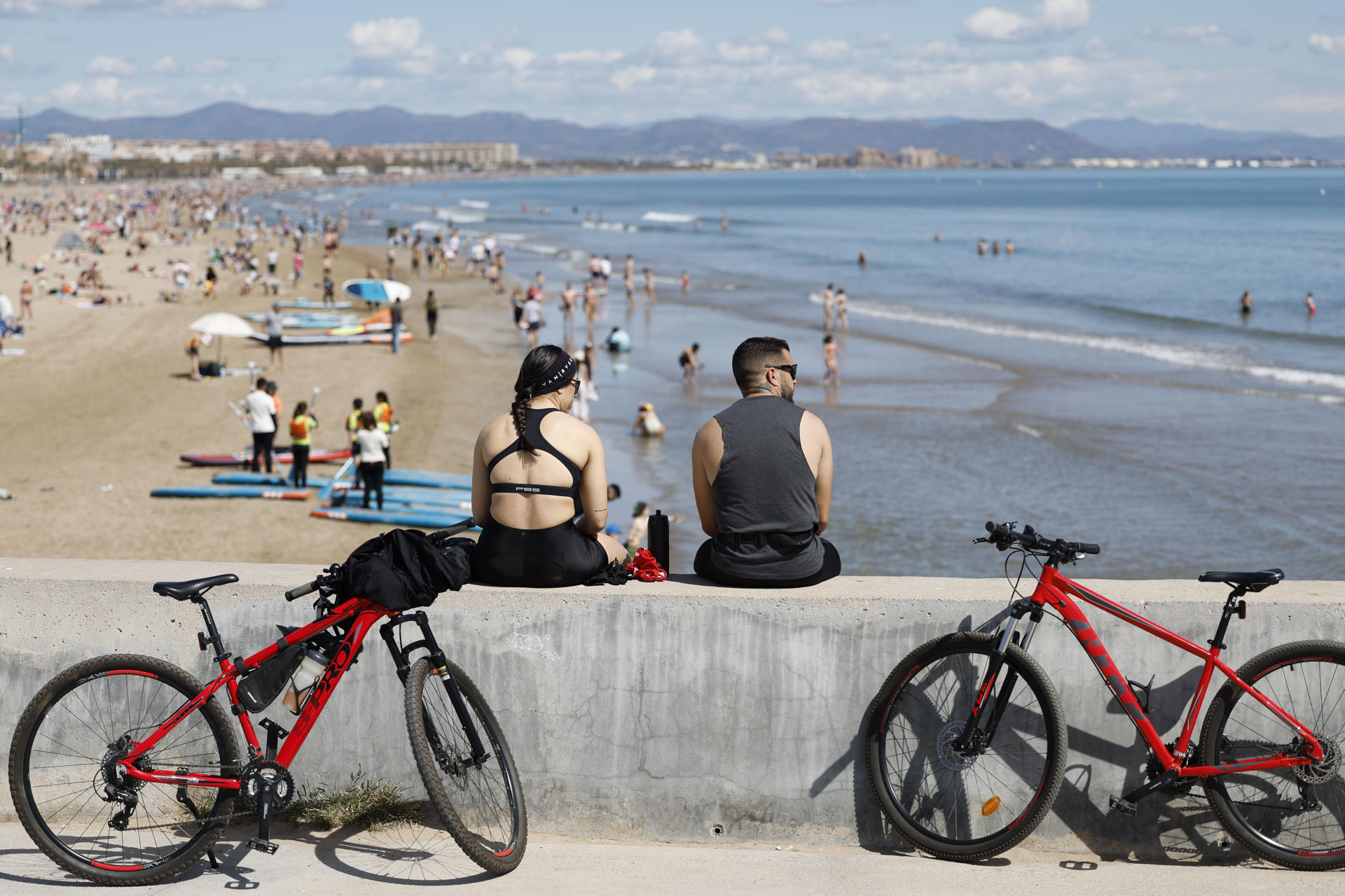 Aspecto de la playa de las Arenas en Valencia este lunes. EFE/ Ana Escobar