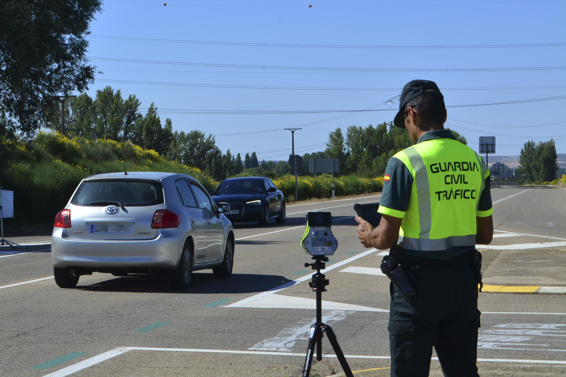 Un agente de la Guardia Civil maneja para controlar la velocidad de los vehículos. EFE/ Almudena Álvarez