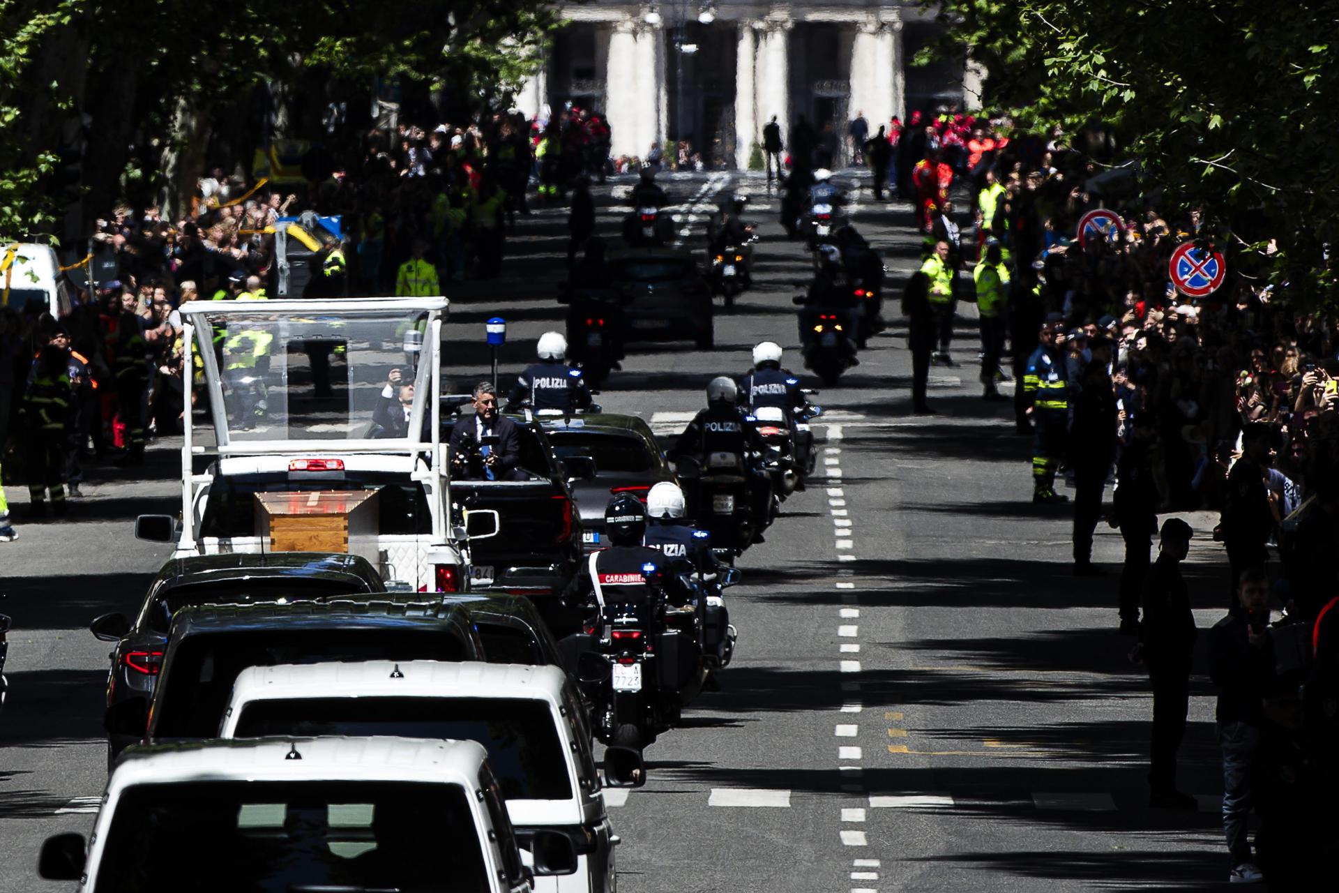 La gente se agrupa al paso del cortejo fúnebre de Francisco por las calles de Roma, desde la basílica de San Pedro a la basílica de Santa María la Mayor, el 26 de abril de 2025. EFE/EPA/ANGELO CARCONI