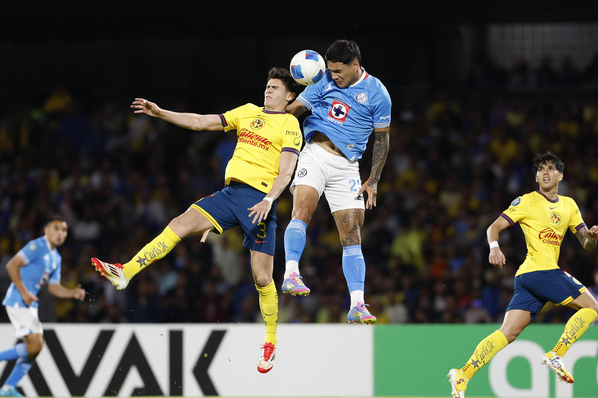 Gabriel Fernández (d), de Cruz Azul, disputa un balón con Israel Reyes (i), del América, este martes, durante el partido de vuelta de cuartos de final de la Copa de Campeones de la Concacaf entre Cruz Azul y América en el estadio Olímpico Universitario de Ciudad de México (México). EFE/Sáshenka Gutiérrez