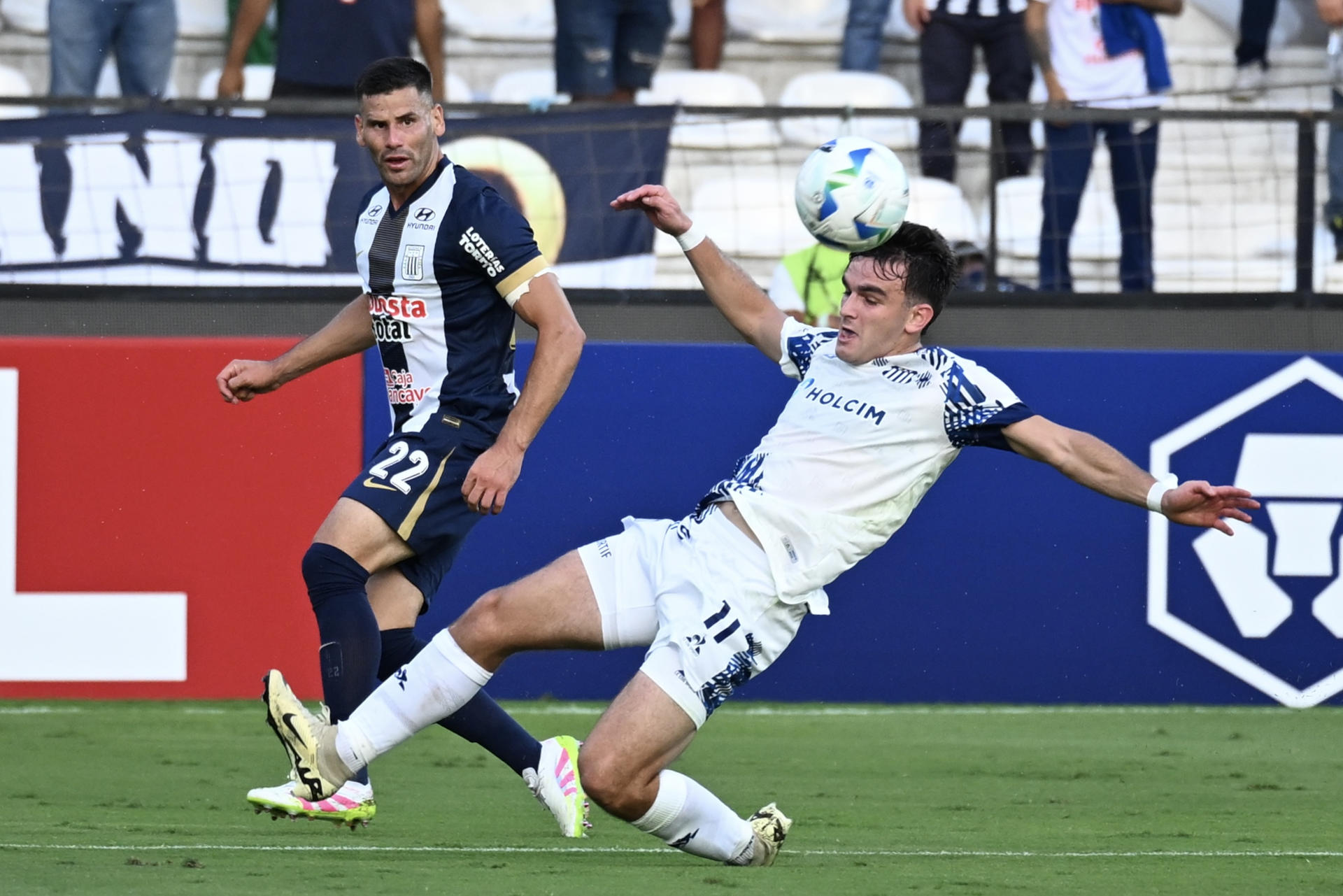 Guillermo Enrique (i) de Alianza Lima disputa el balón con Valentin Depietri de Talleres en un partido de la fase de grupos de la Copa Libertadores. EFE/ Paloma Del Solar
