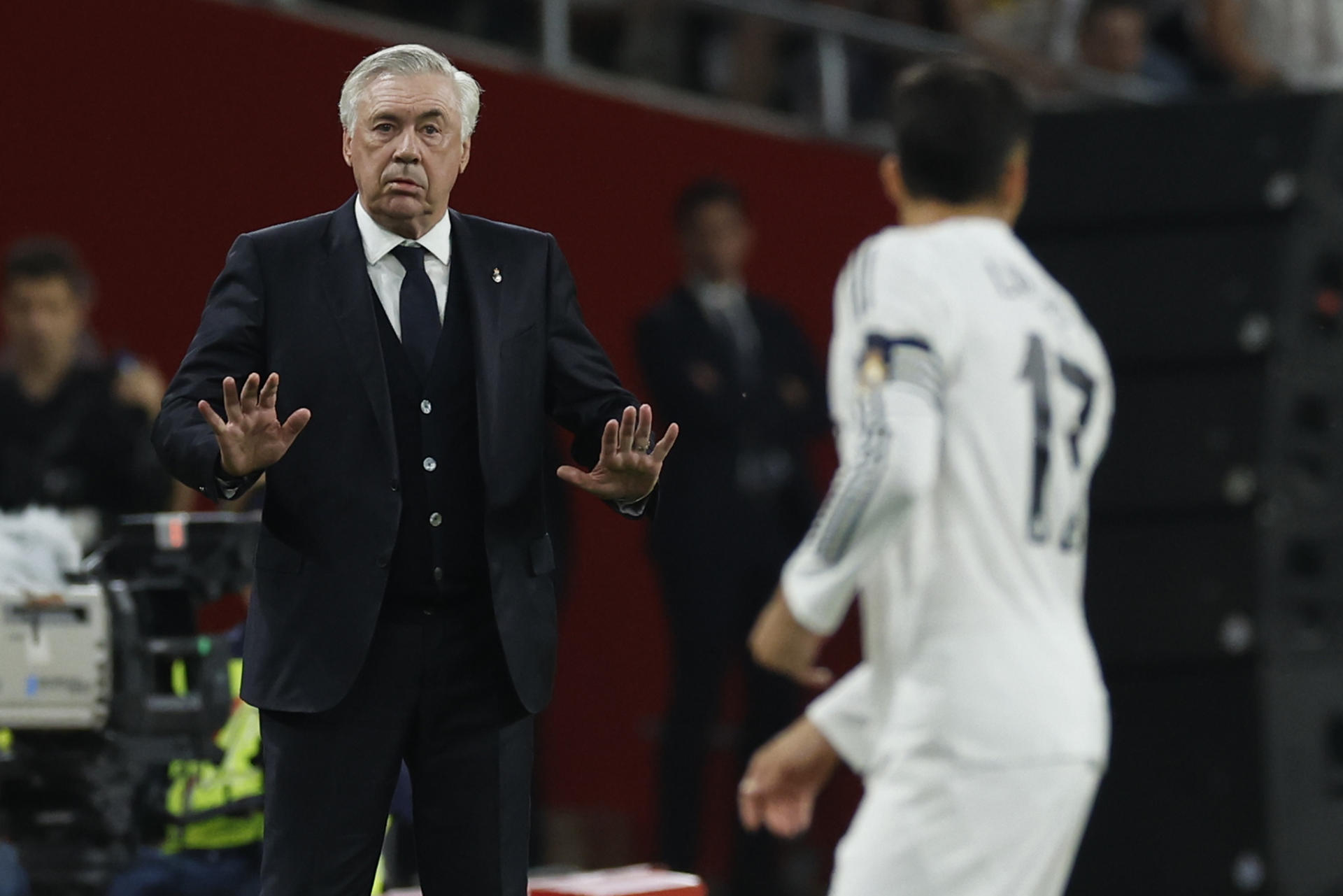 El entrenador del Real Madrid Carlo Ancelotti durante la final de la Copa del Rey que disputaron Real Madrid y FC Barcelona en el estadio de La Cartuja, en Sevilla. EFE/Julio Muñoz