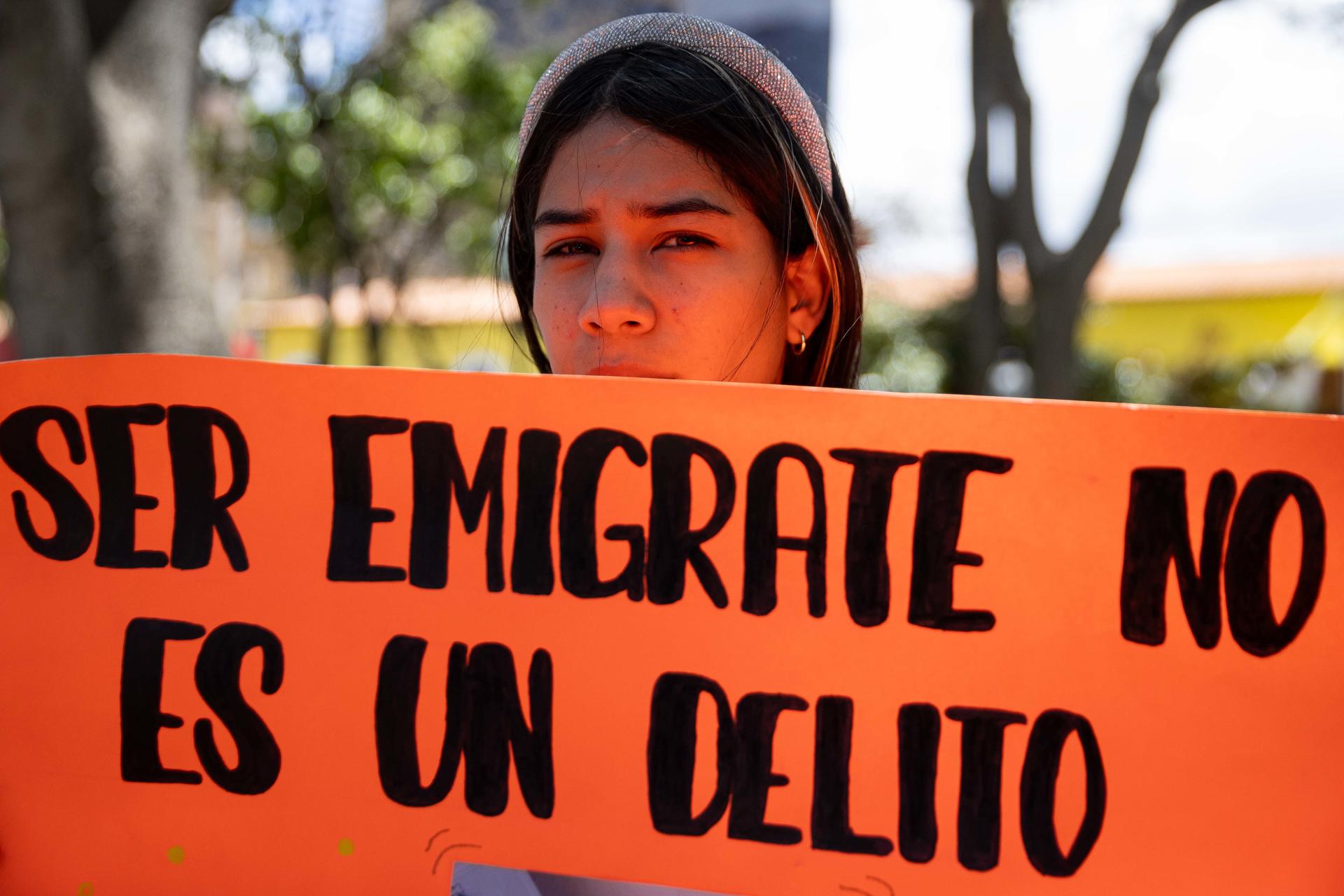 Una mujer sostiene un cartel durante una manifestación en apoyo a la migración, en una fotografía de archivo. EFE/ Ronald Peña R.