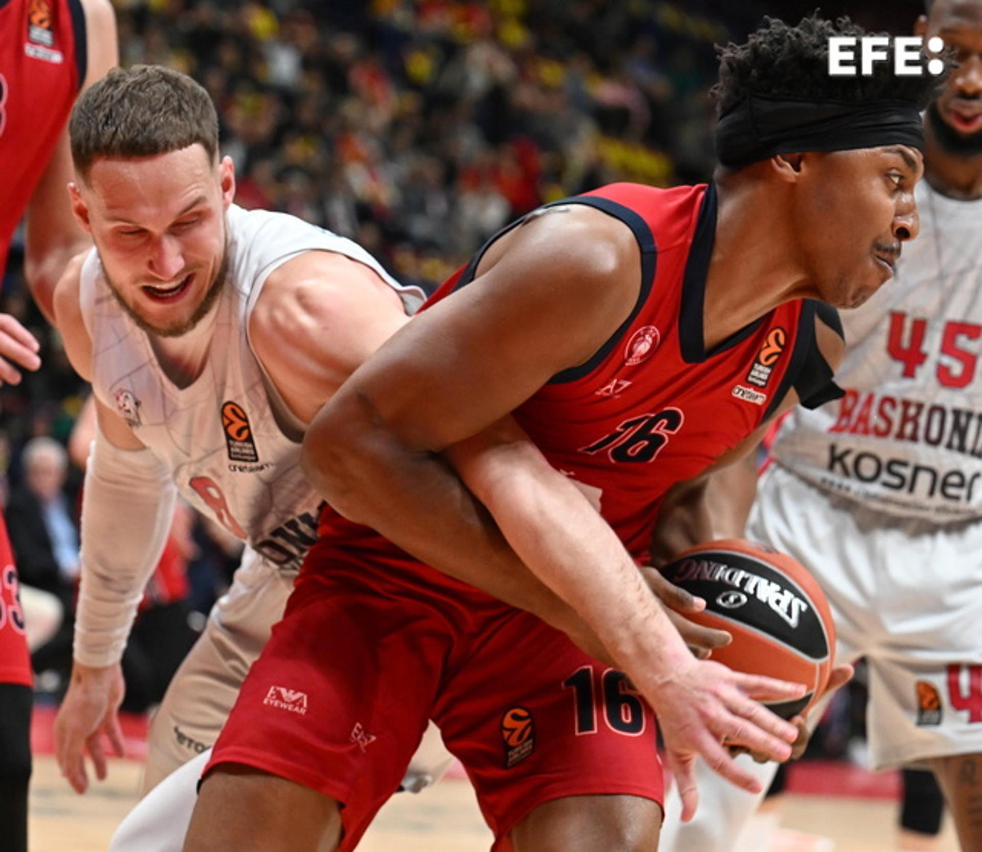 El Armani Milán destrozó este jueves a un apático Baskonia, que se despidió con un mal encuentro (111-89) de la Euroliga tras una gran primera parte de los locales que se impusieron en el partido del orgullo, ya que ninguna de las dos escuadras tenían opciones de continuar en la siguiente fase continental. EFE/EPA/DANIEL DAL ZENNARO