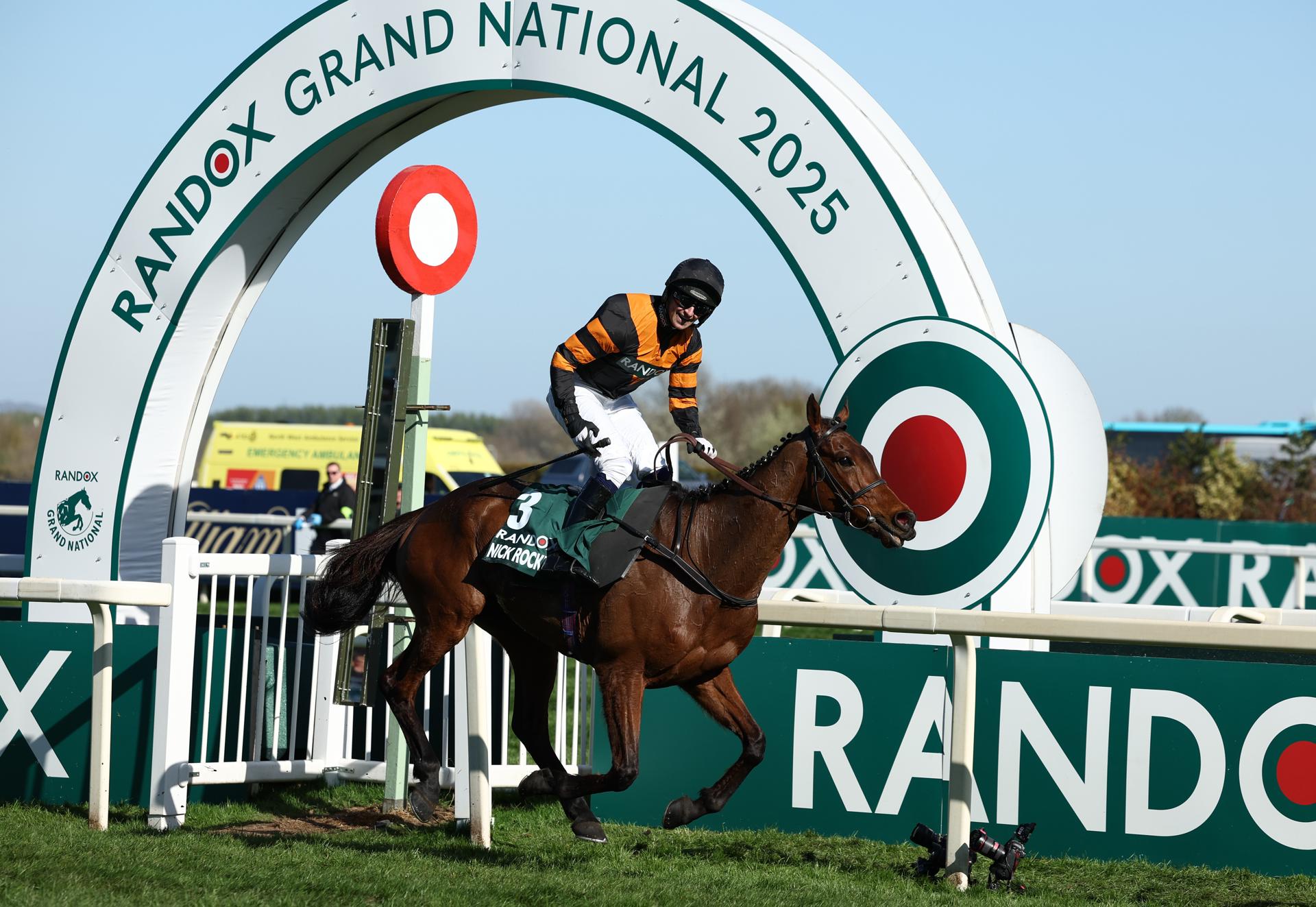 El caballo 'Nick Rockett' montado por el jinete irlandés Patrick Mullins en el Grand National Festiva en Liverpool, Reino Unido. EFE/EPA/ADAM VAUGHAN