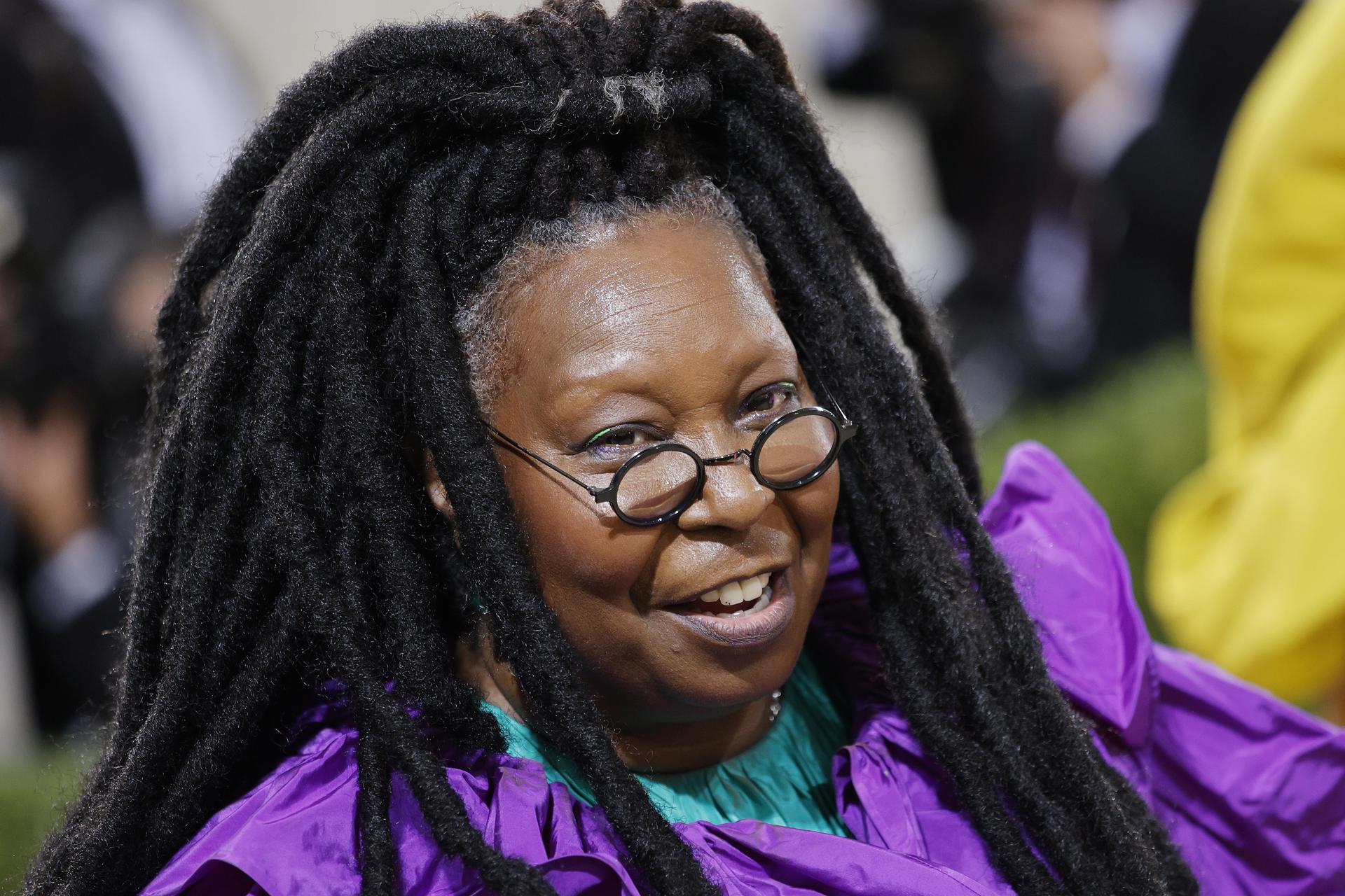 Fotografía de archivo de la actriz y presentadora Whoopi Goldberg. EFE/JUSTIN LANE
//////////
Whoopi Goldberg posa en la alfombra roja de la Gala del Met 2021, el beneficio anual para el Instituto de Vestuario del Museo Metropolitano de Arte, en Nueva York, Nueva York, EEUU, 13 de septiembre de 2021. EFE/JUSTIN LANE
Estados Unidos GALA MET NUEVA YORK: Nueva York (Estados Unidos), 13/09/2021. - Whoopi Goldberg poses on the red carpet for the Met Gala 2021, at the Metropolitan Museum of Art’s Costume Institute, in New York. EFE/JUSTIN LANE