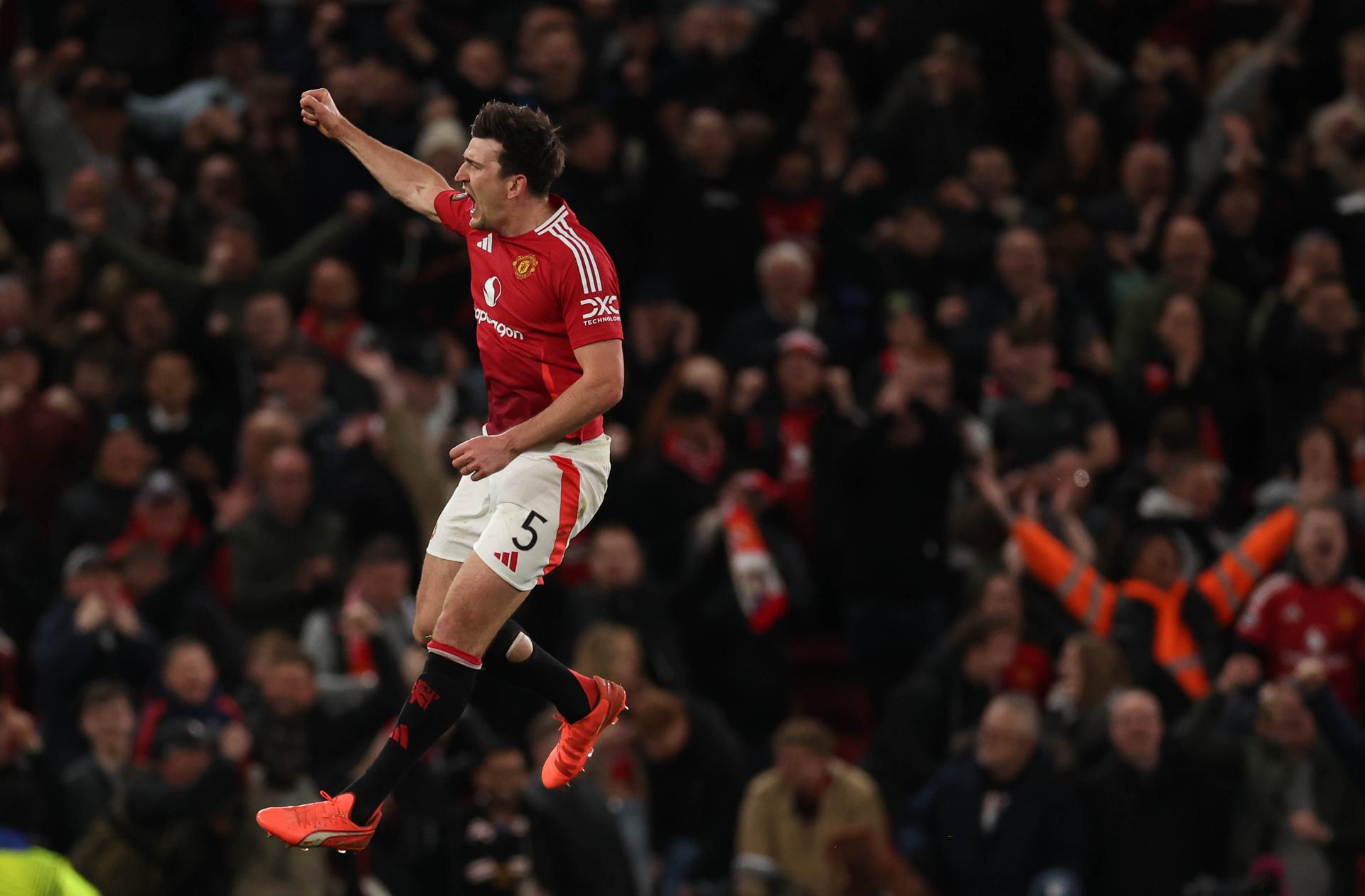 El inglés del Manchester United Harry Maguire celebra el 5-4 ante el Olympique de Lyon que da la clasificación a semifinales al conjunto red. EFE/EPA/ADAM VAUGHAN