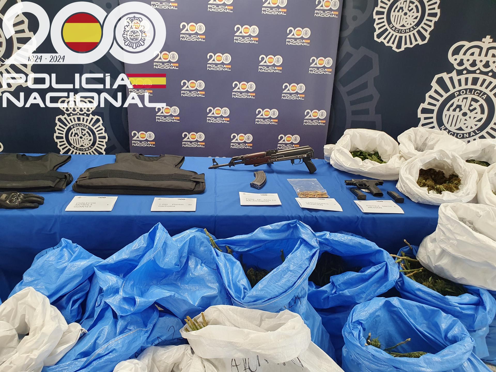 Material incautado durante una operación de la Policía Nacional que ha desmantelado cinco laboratorios de marihuana con 1.200 plantas en la barriada sevillana de Las tres mil viviendas, en una operación realizada en cinco viviendas de un mismo edificio, en la que ha localizado armamento de guerra en una sexta vivienda. EFE/Policía Nacional//SOLO USO EDITORIAL/SOLO DISPONIBLE PARA ILUSTRAR LA NOTICIA QUE ACOMPAÑA (CRÉDITO OBLIGATORIO)//