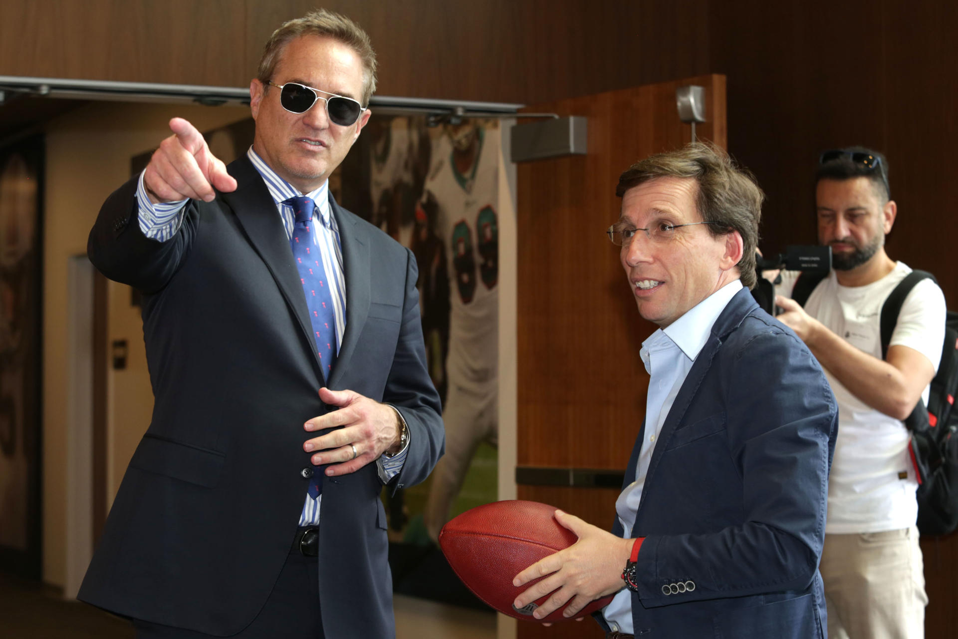 El alcalde de Madrid, José Luis Martínez-Almeida (d), y el consejero delegado de los Miami Dolphins de la NFL y mánager del Grand Prix de Miami, Tom Garfinkell, hablan durante una visita al Hard Rock Stadium en Miami (Estados Unidos). EFE/ Marlon Pacheco