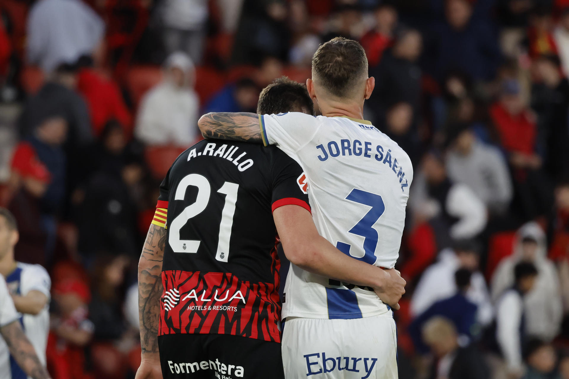 El defensa del Mallorca Antonio Raíllo (i) y el defensa del Leganés Jorge Sáenz durante el partido de la jornada 32 de LaLiga que RCD Mallorca y CD Leganés disputaron en el Estadi Mallorca Son Moix, en Palma. EFE/Cati Cladera