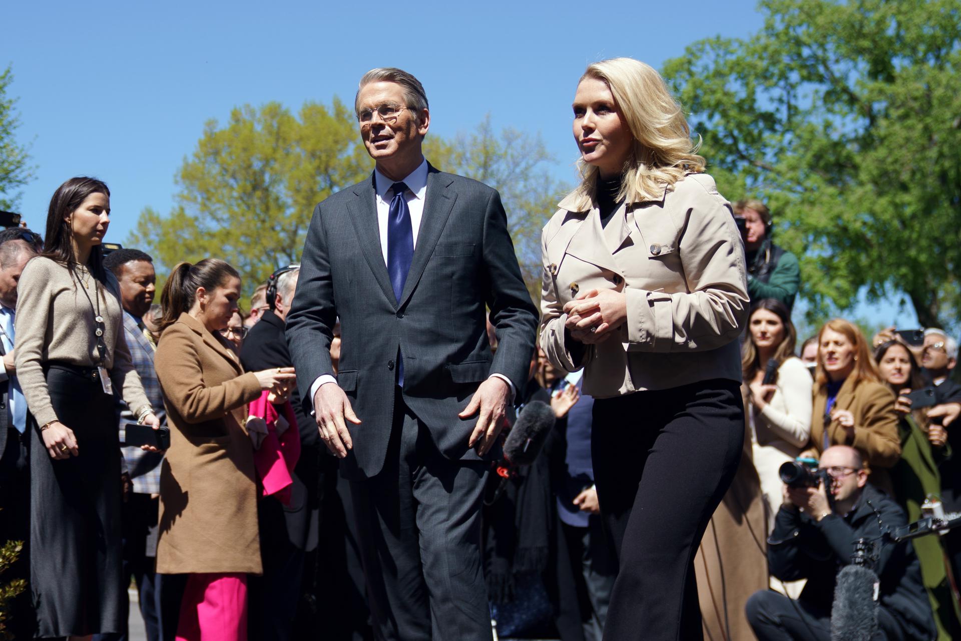 La secretaria de prensa de la Casa Blanca, Karoline Leavitt (i), y el secretario del Tesoro de EE.UU., Scott Bessent (d), hablan con los medios de comunicación fuera de la Casa Blanca en Washington, DC, EE. UU., el9 de abril de 2025. EFE/WILL OLIVER