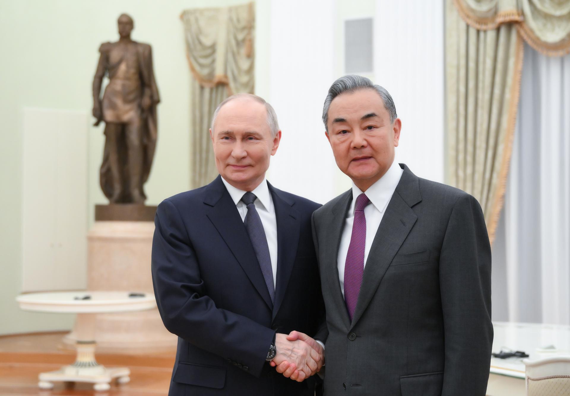 El presidente ruso Vladimir Putin (I) y el ministro de Relaciones Exteriores chino Wang Yi se estrechan la mano mientras posan para fotos antes de una reunión en el Kremlin en Moscú, Rusia, 01 de abril de 2025. El principal diplomático de China, Wang Yi, está de visita de trabajo en Rusia durante tres días. (Rusia, Moscú) EFE/EPA/GRIGORY SYSOEV/SPUTNIK/KREMLIN / CRÉDITO OBLIGATORIO DE LA AGRUPACIÓN