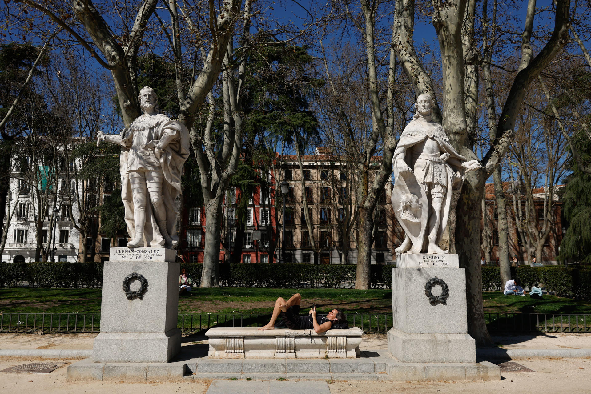 Una persona descansa al sol en el centro de Madrid.EFE/ Mariscal/Archivo