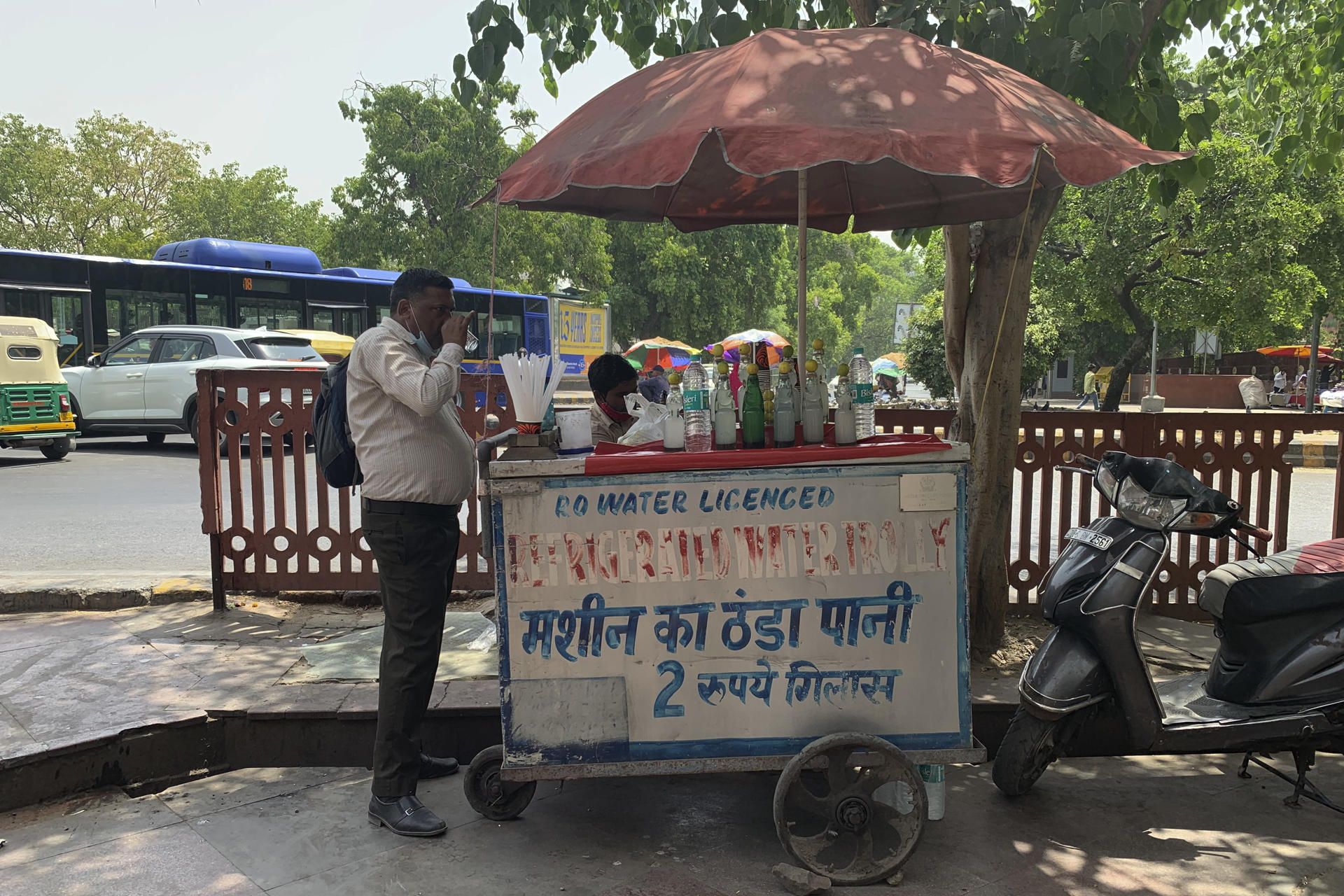 Fotografía de archivo de un puesto de venta de bebidas en Nueva Delhi, en la India. EFE/ Mikaela Viqueira