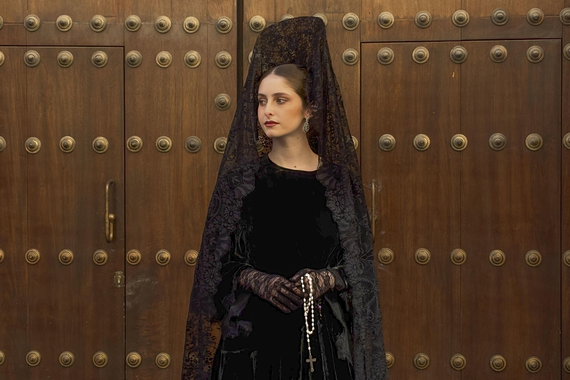 La tradición de vestirse de mantilla en Semana Santa ha ido decayendo en los últimos años, quizá porque las mujeres jóvenes no se sentían cómodas con la indumentaria, por lo que la iniciativa 'Sí, mantilla' ha decidido revisar esta prenda para acercarla a las nuevas generaciones. EFE/ Carlos Rivera