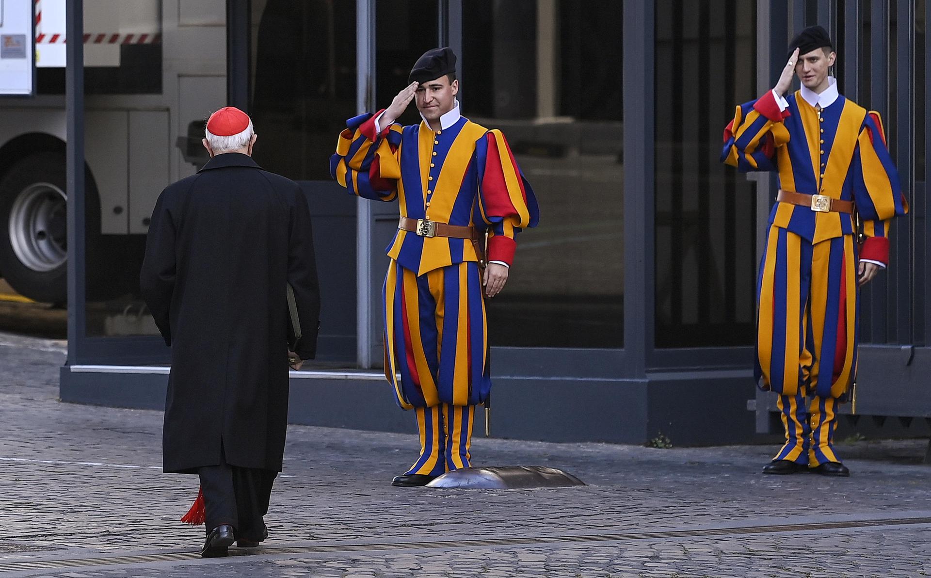 Un cardenal acude este martes en Roma a la primera congregación de los purpurados tras la muerte del papa Francisco.EFE/EPA/RICCARDO ANTIMIANI